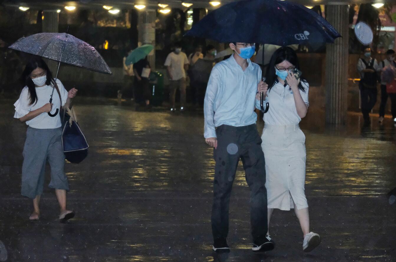 9月28日傍晚6時10分，香港天文台發出黃色暴雨警告。天文台提醒，暴雨警告信號為黃色，表示香港廣泛地區已錄得或預料會有每小時雨量超過30毫米的大雨，且雨勢可能持續。可能受大雨及水浸影響之市民應採取適當的預防措施，以防止可能引致的損失。

