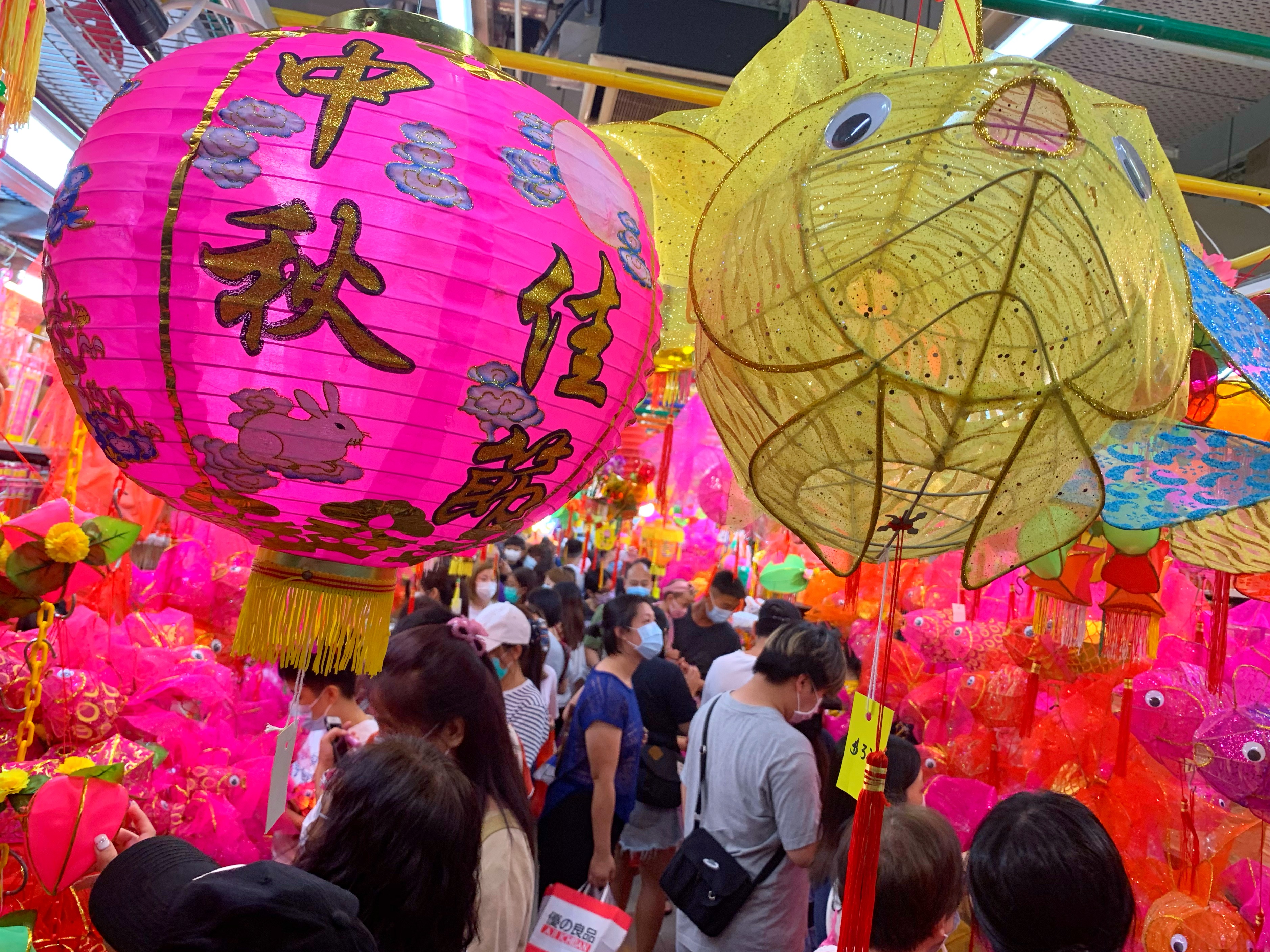 臨近中秋，元朗大橋街街市的「燈籠街」掛上各種造型、色彩繽紛的燈籠。隨着香港疫情漸趨緩和，很多市民到「燈籠街」打卡及選購心儀的傳統燈籠，感受節日氣氛。（大公文匯全媒體記者麥鈞傑 攝）