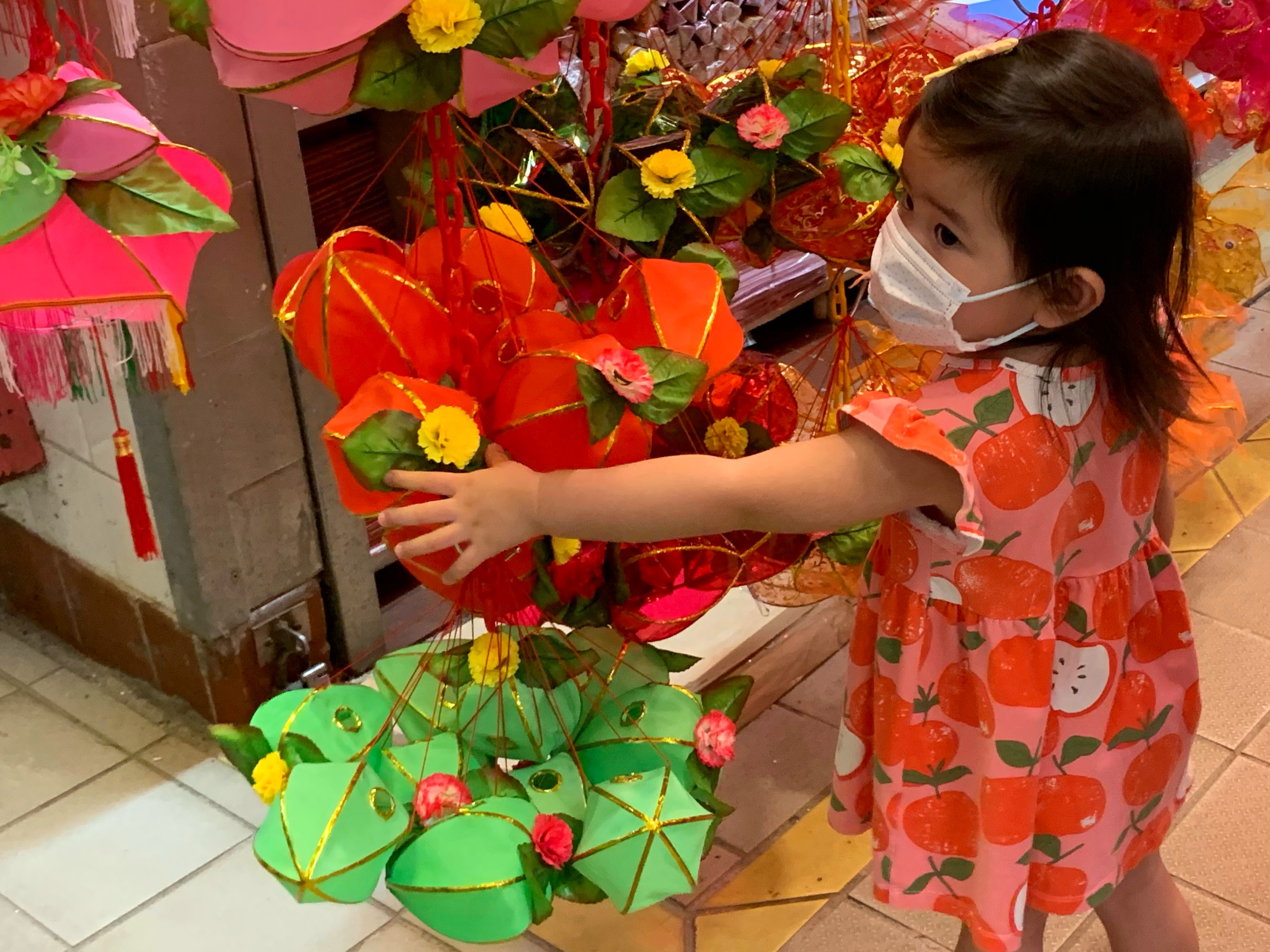 臨近中秋，元朗大橋街街市的「燈籠街」掛上各種造型、色彩繽紛的燈籠。隨着香港疫情漸趨緩和，很多市民到「燈籠街」打卡及選購心儀的傳統燈籠，感受節日氣氛。（大公文匯全媒體記者麥鈞傑 攝）