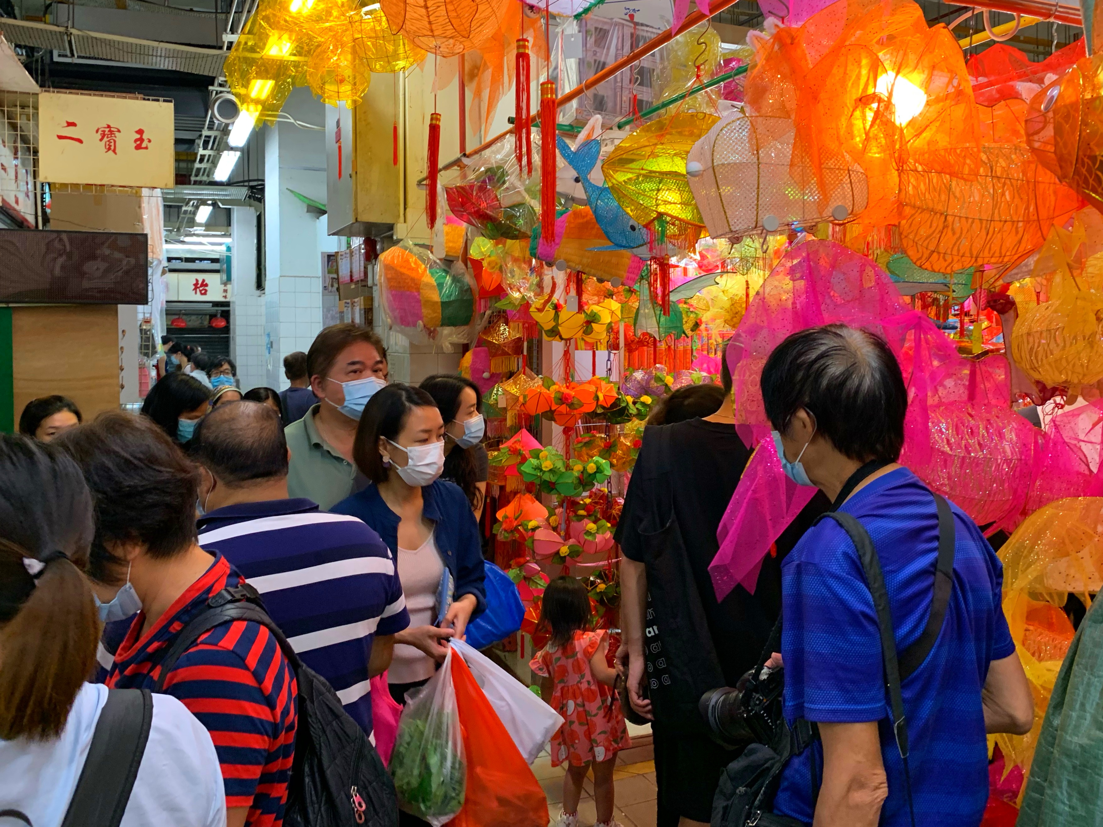 臨近中秋，元朗大橋街街市的「燈籠街」掛上各種造型、色彩繽紛的燈籠。隨着香港疫情漸趨緩和，很多市民到「燈籠街」打卡及選購心儀的傳統燈籠，感受節日氣氛。（大公文匯全媒體記者麥鈞傑 攝）