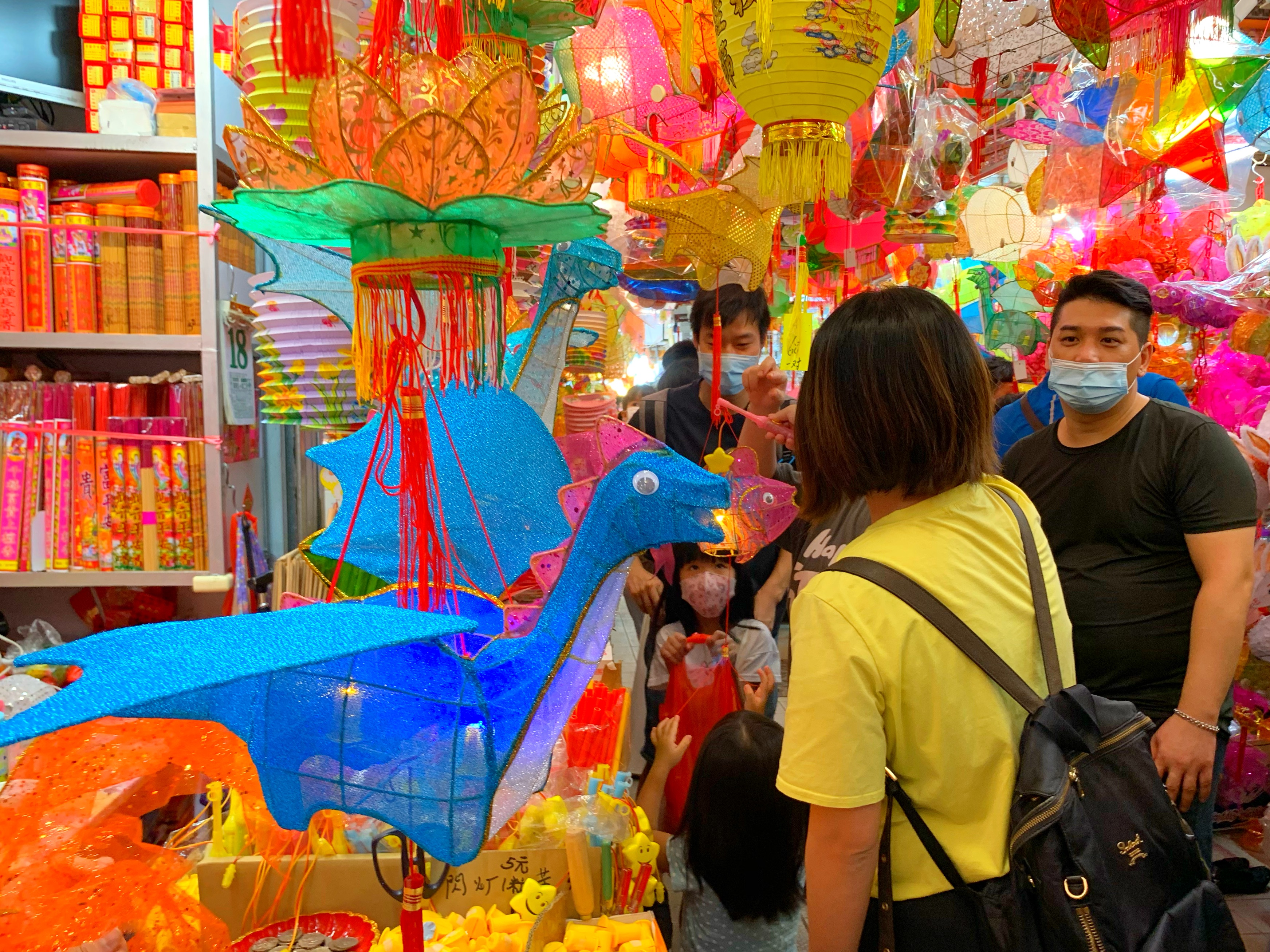 臨近中秋，元朗大橋街街市的「燈籠街」掛上各種造型、色彩繽紛的燈籠。隨着香港疫情漸趨緩和，很多市民到「燈籠街」打卡及選購心儀的傳統燈籠，感受節日氣氛。（大公文匯全媒體記者麥鈞傑 攝）