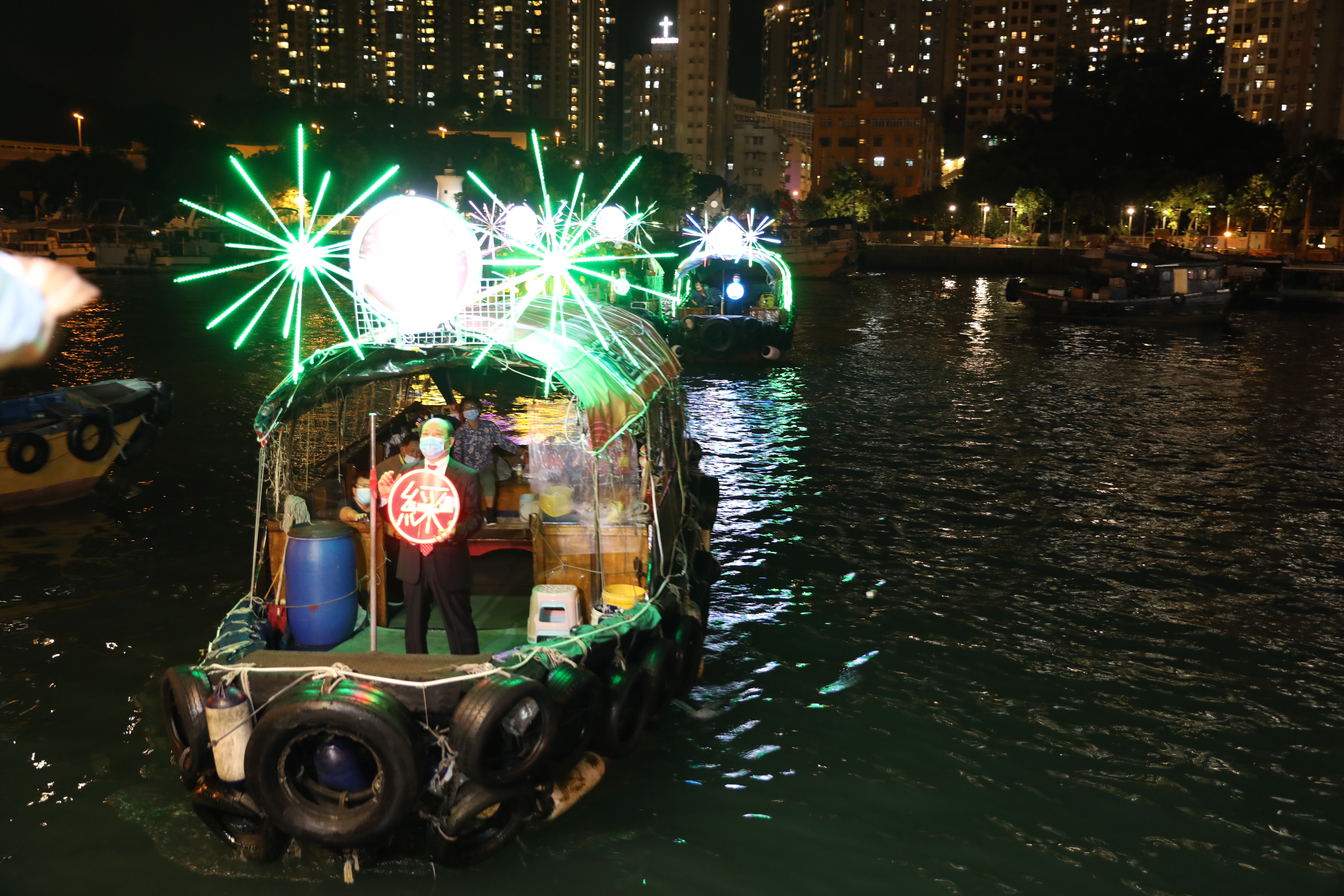 香港南區各界慶祝國慶籌備委員會今日（30日）傍晚舉行「彩艇．漁港情」國慶活動，多艘充滿懷舊特色的舢舨，配以現代化設計的LED燈裝飾，化身為閃亮繽紛的彩艇，上演一場具地區特色的國慶慶典。（香港文匯報記者 萬霜靈 攝）