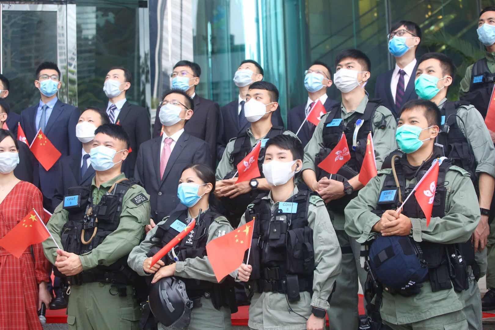 10月1日早晨，中央駐港國安公署與外交部駐港特派員公署舉行升旗儀式。圖為：外交部駐港特派員公署升旗儀式上，全體人員行注目禮（大公文匯全媒體 記者 攝）