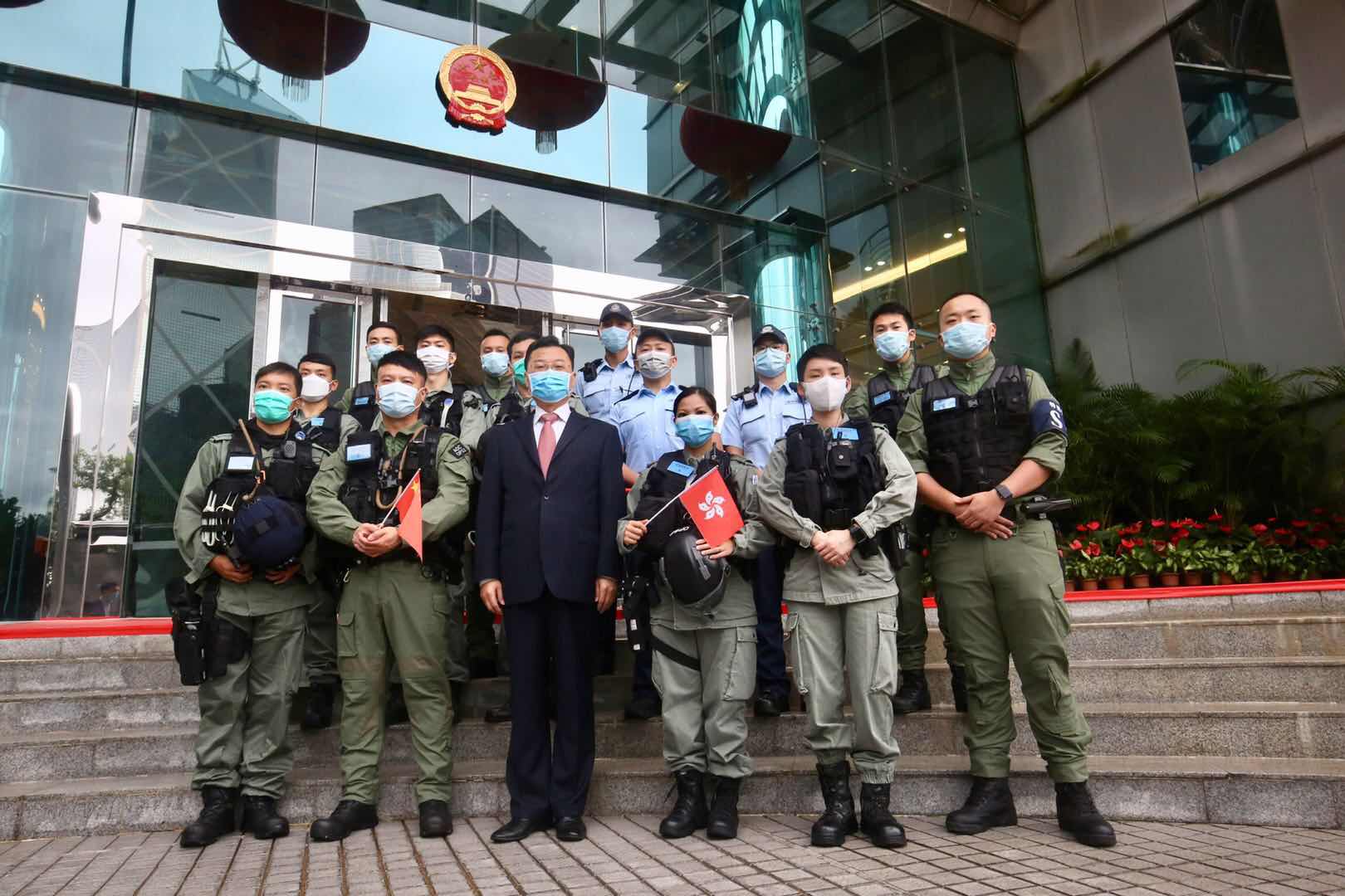 10月1日早晨，中央駐港國安公署與外交部駐港特派員公署舉行升旗儀式。圖為：謝鋒特派員與警員合影留念（大公文匯全媒體 記者 攝）