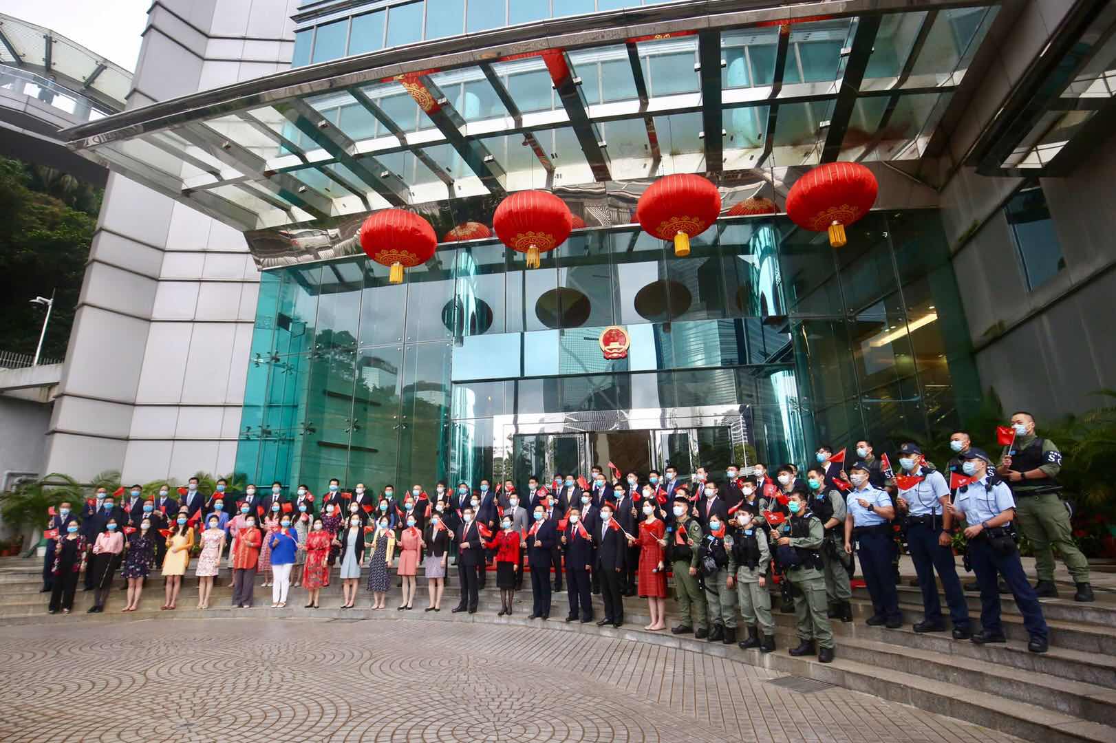 10月1日早晨，中央駐港國安公署與外交部駐港特派員公署舉行升旗儀式。圖為：外交部駐港特派員公署舉行升旗儀式（大公文匯全媒體 記者 攝）