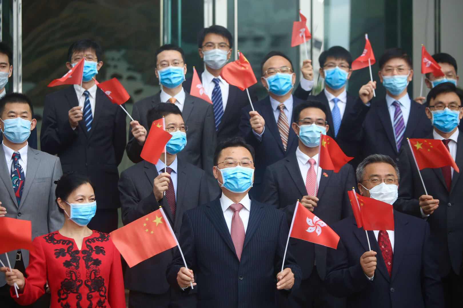 10月1日早晨，中央駐港國安公署與外交部駐港特派員公署舉行升旗儀式。圖為：外交部駐港特派員公署舉行升旗儀式（大公文匯全媒體 記者 攝）