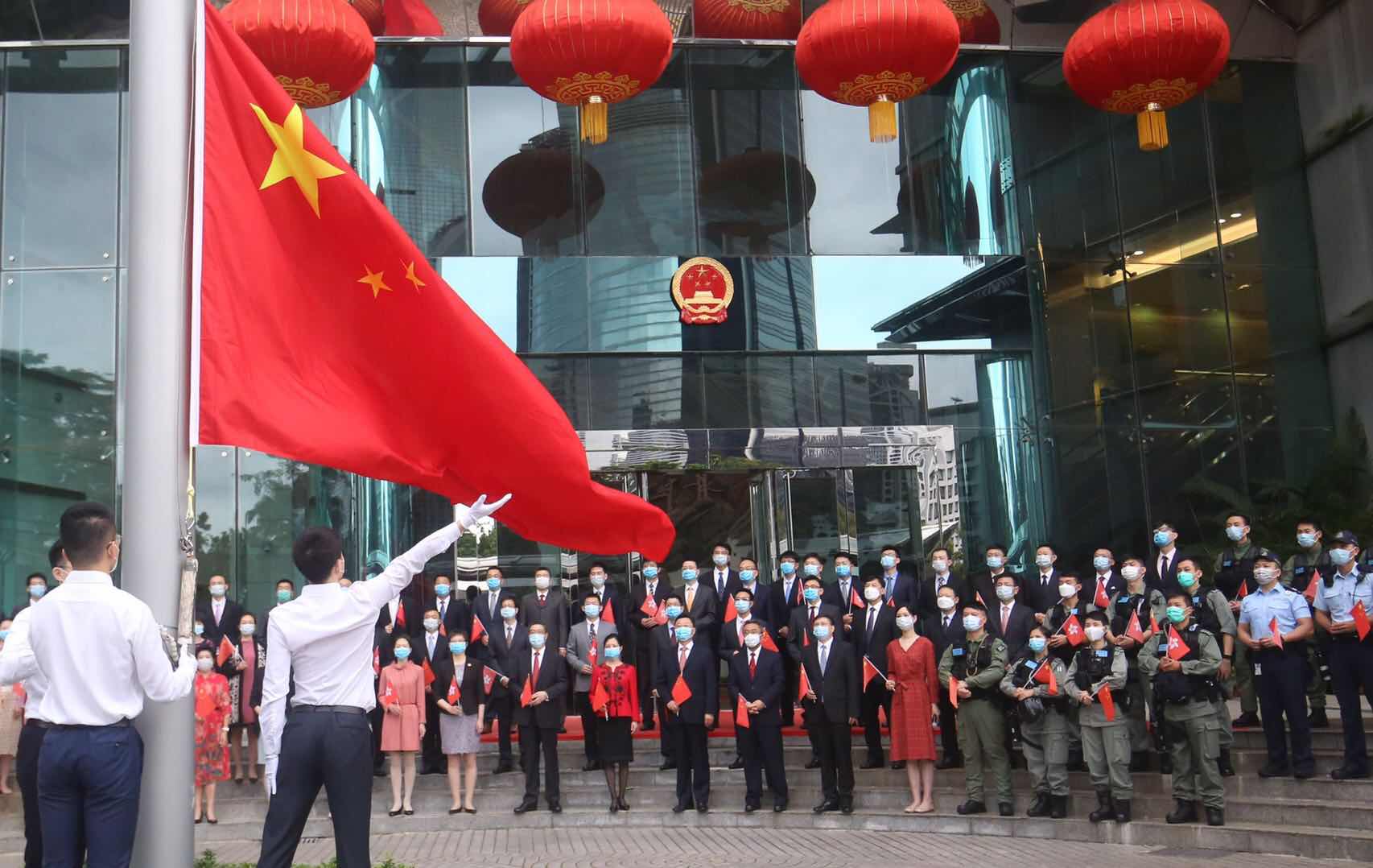 10月1日早晨，中央駐港國安公署與外交部駐港特派員公署舉行升旗儀式。圖為：外交部駐港特派員公署舉行升旗儀式（大公文匯全媒體 記者 攝）