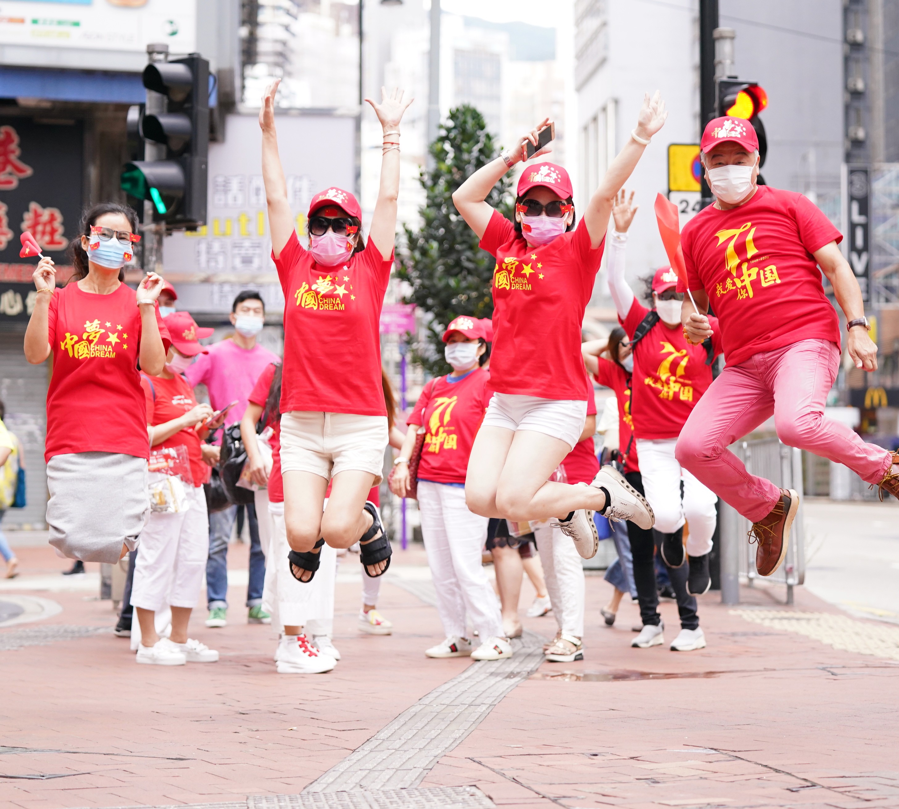 今日（1日）是國慶節。不少香港市民以各種方式，慶祝新中國71歲華誕。在銅鑼灣，一批市民身着慶祝國慶的紅色文化衫，手舉國旗合影；還有市民租用紅色的敞篷大巴，手舉國旗沿路巡遊。