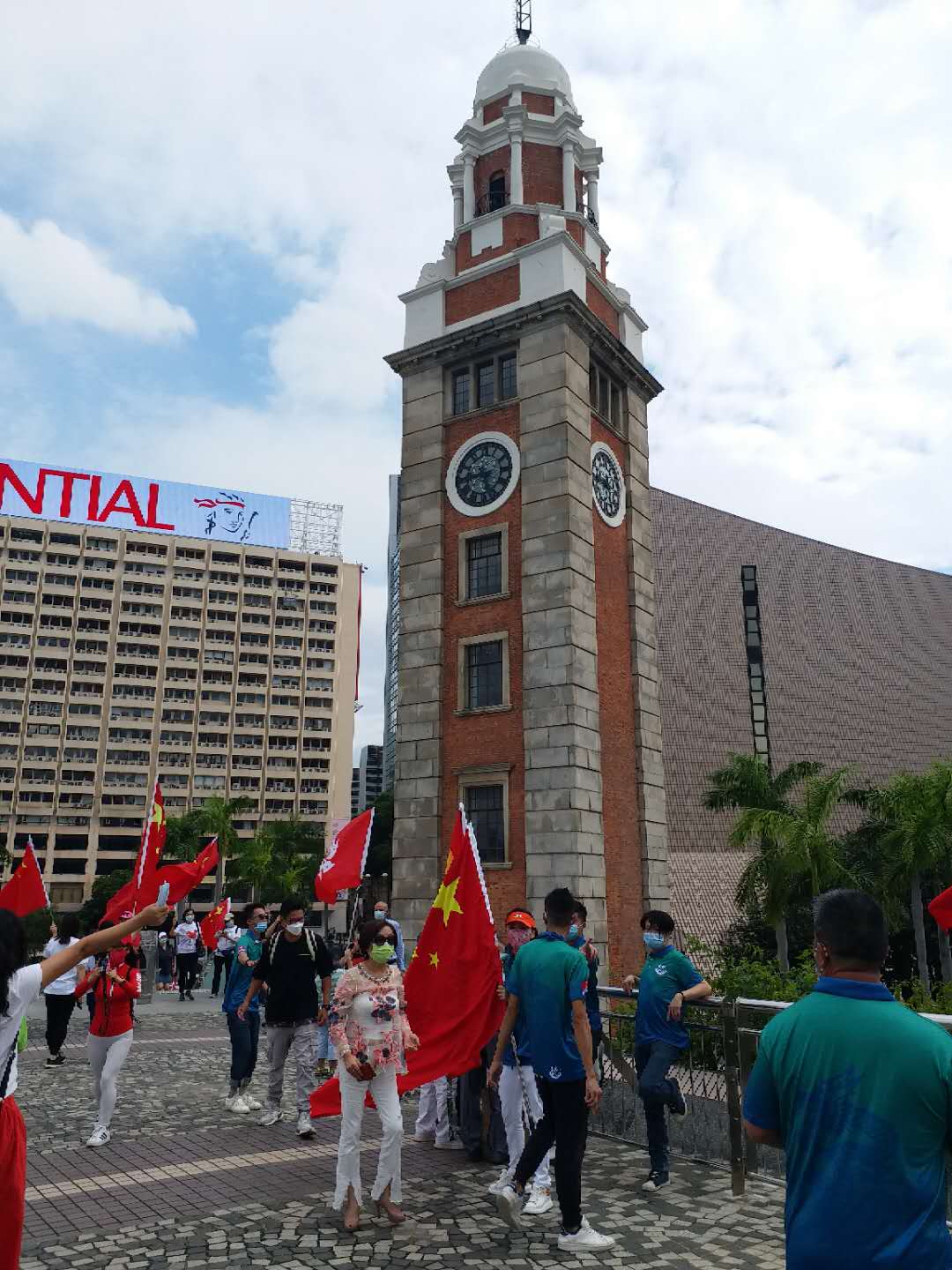今日（1日）是國慶節。不少香港市民以各種方式，慶祝新中國71歲華誕。