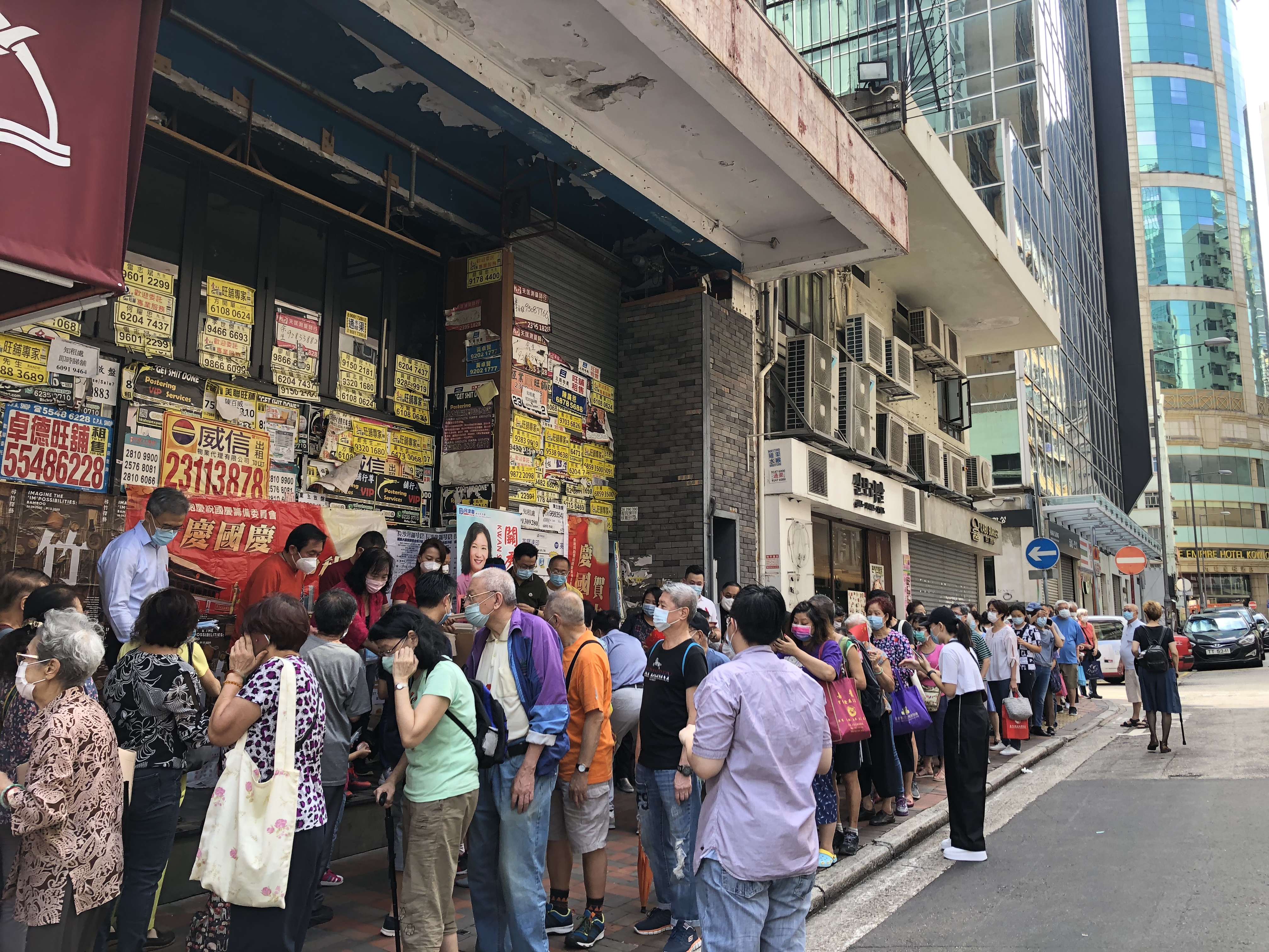 街站剛開始，就有大批市民排起了長隊，一度看不見龍尾，市民的熱情感染每一位委員，大家互道中秋快樂，一片溫馨祥和。（大公文匯全媒體記者攝）