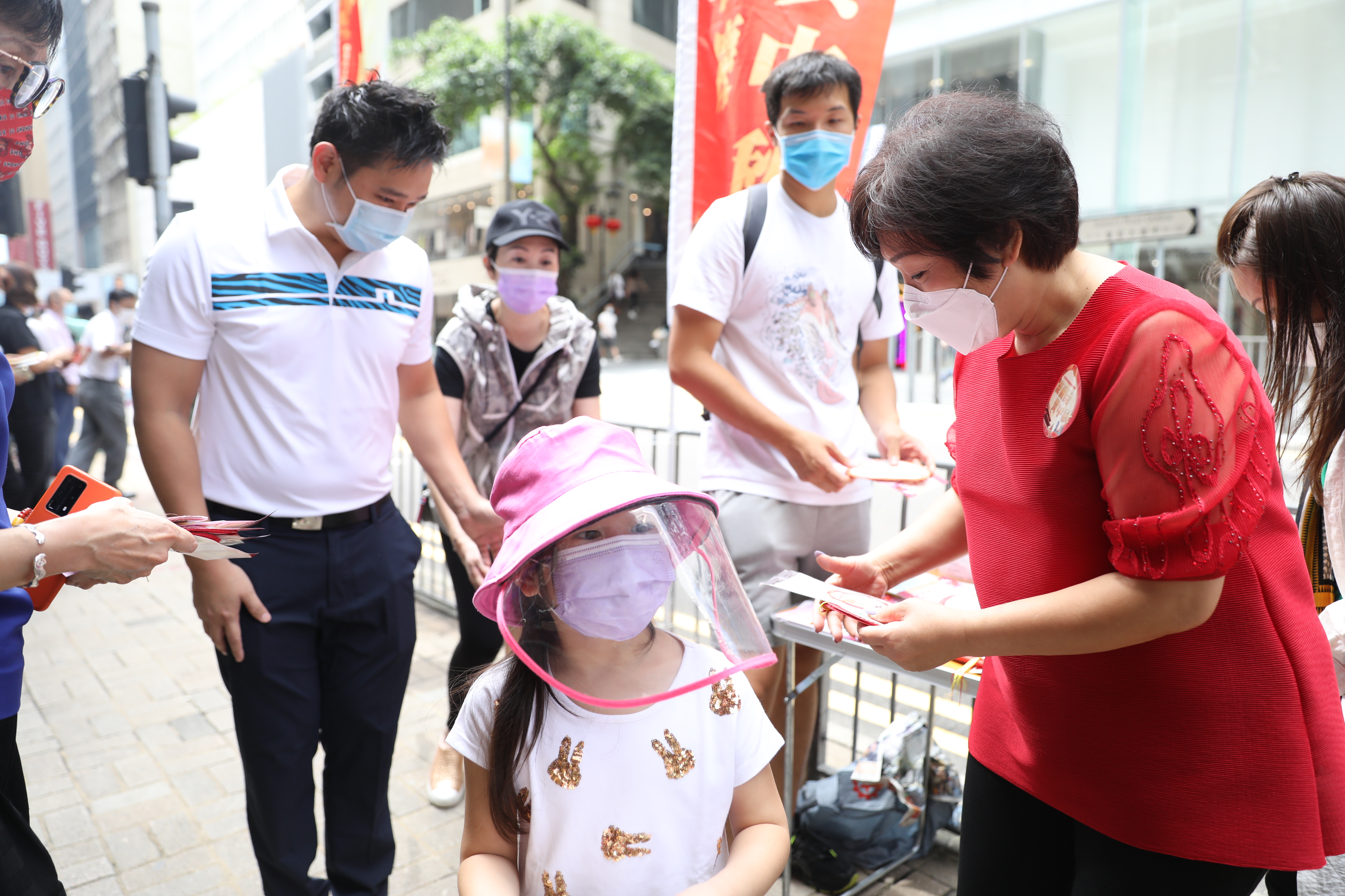 街站剛開始，就有大批市民排起了長隊，一度看不見龍尾，市民的熱情感染每一位委員，大家互道中秋快樂，一片溫馨祥和。（大公文匯全媒體記者攝）