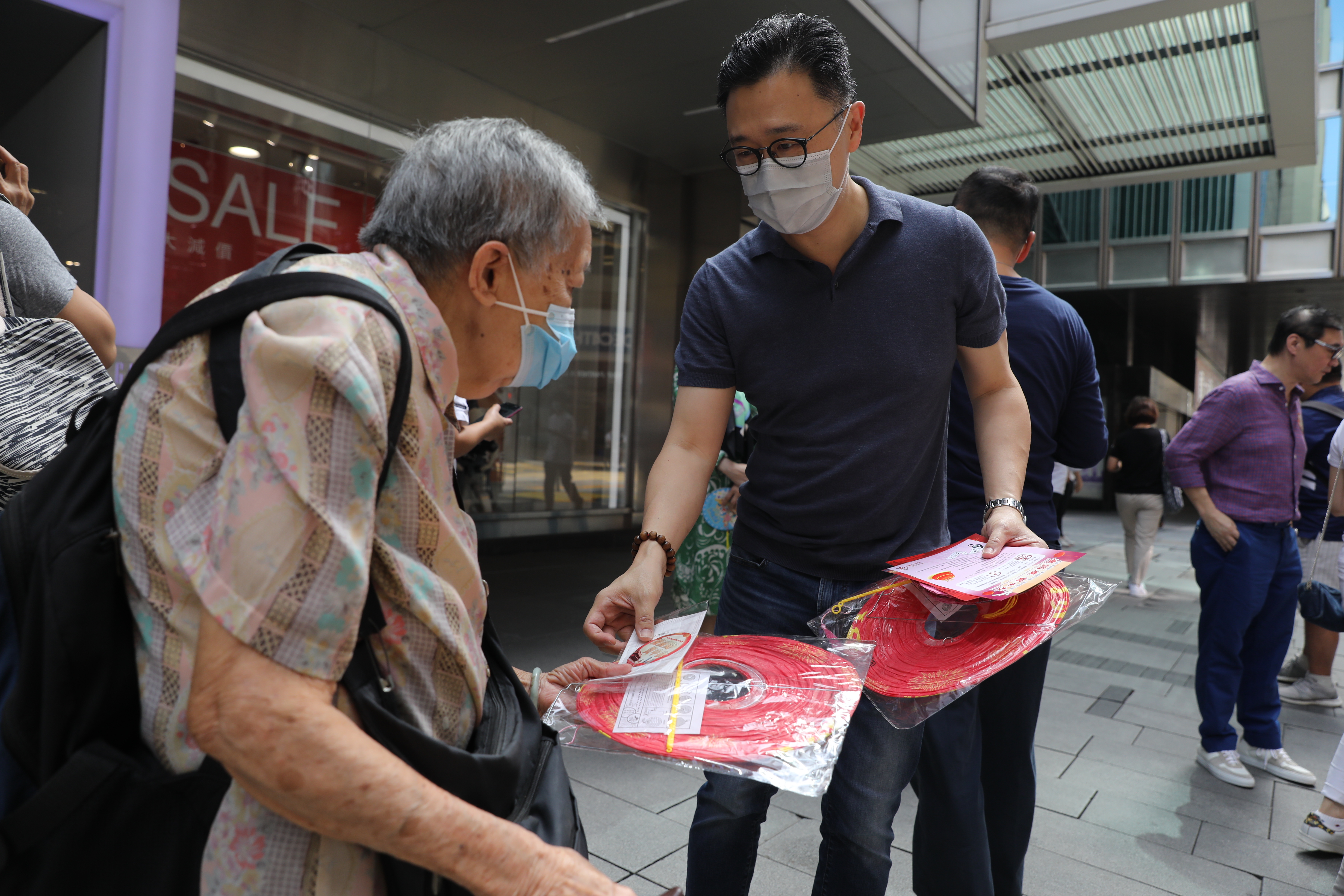 雲南省政協港澳委員聯誼會和港區省級政協委員聯誼會今日（1日）上午分別在尖沙咀金巴利道和中環皇后大道中組織「慶國慶賀中秋」街站活動，向市民派發口罩、國旗等節日禮品。（大公文匯全媒體記者攝）