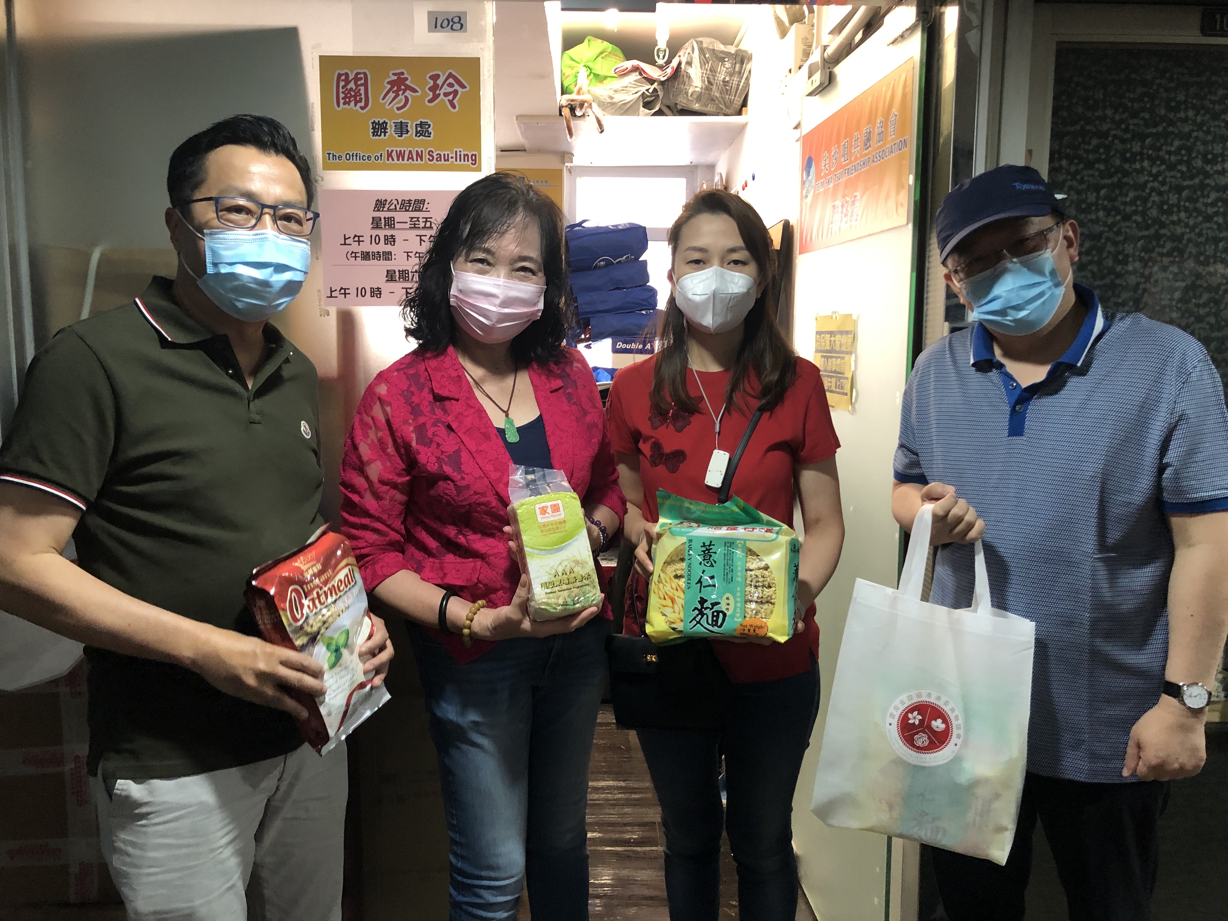 雲南省政協港澳委員聯誼會和港區省級政協委員聯誼會今日（1日）上午分別在尖沙咀金巴利道和中環皇后大道中組織「慶國慶賀中秋」街站活動，向市民派發口罩、國旗等節日禮品。（大公文匯全媒體記者攝）
