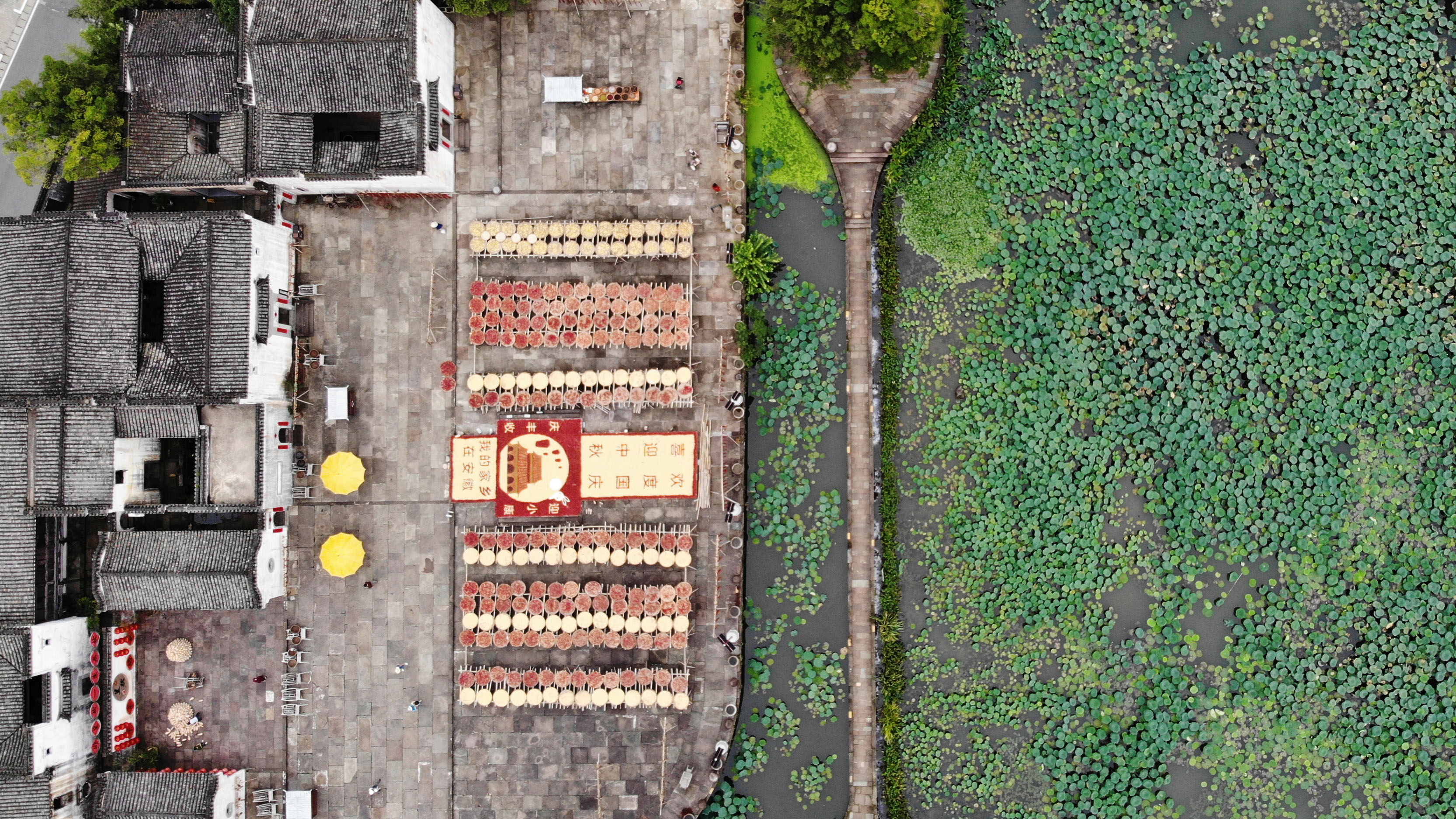 這是9月25日拍攝的呈坎古村曬秋廣場(無人機照片)。呈坎古村位於安徽省黃山市徽州區，距離合福高鐵黃山北站30分鐘車程，始建於東漢時期，現有古建築遺址100餘處。秋日呈坎，古村與遠山交相輝映，構成一幅美麗的畫卷。