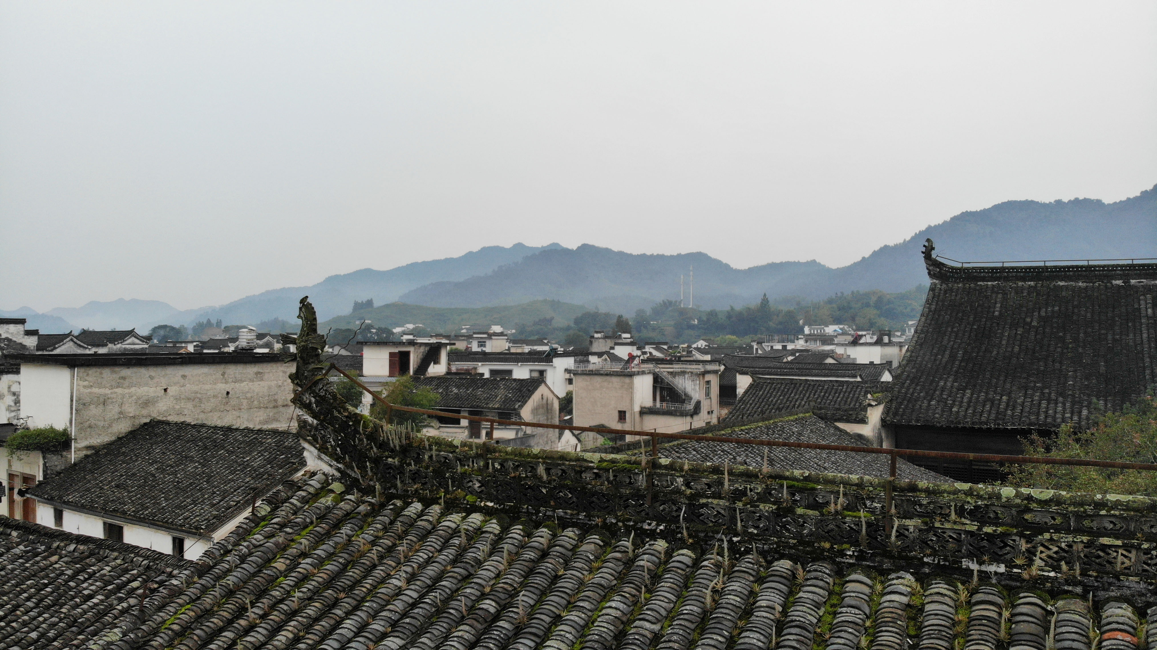 這是9月26日拍攝的呈坎古村一角(無人機照片)。呈坎古村位於安徽省黃山市徽州區，距離合福高鐵黃山北站30分鐘車程，始建於東漢時期，現有古建築遺址100餘處。秋日呈坎，古村與遠山交相輝映，構成一幅美麗的畫卷。