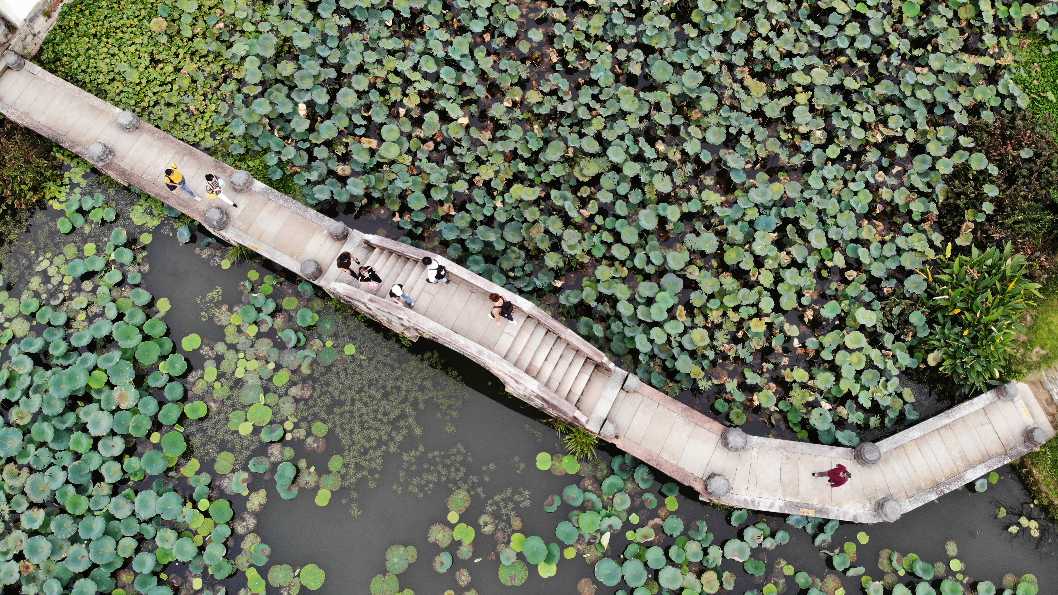 9月25日，遊客在呈坎古村內遊玩(無人機照片)。呈坎古村位於安徽省黃山市徽州區，距離合福高鐵黃山北站30分鐘車程，始建於東漢時期，現有古建築遺址100餘處。秋日呈坎，古村與遠山交相輝映，構成一幅美麗的畫卷。