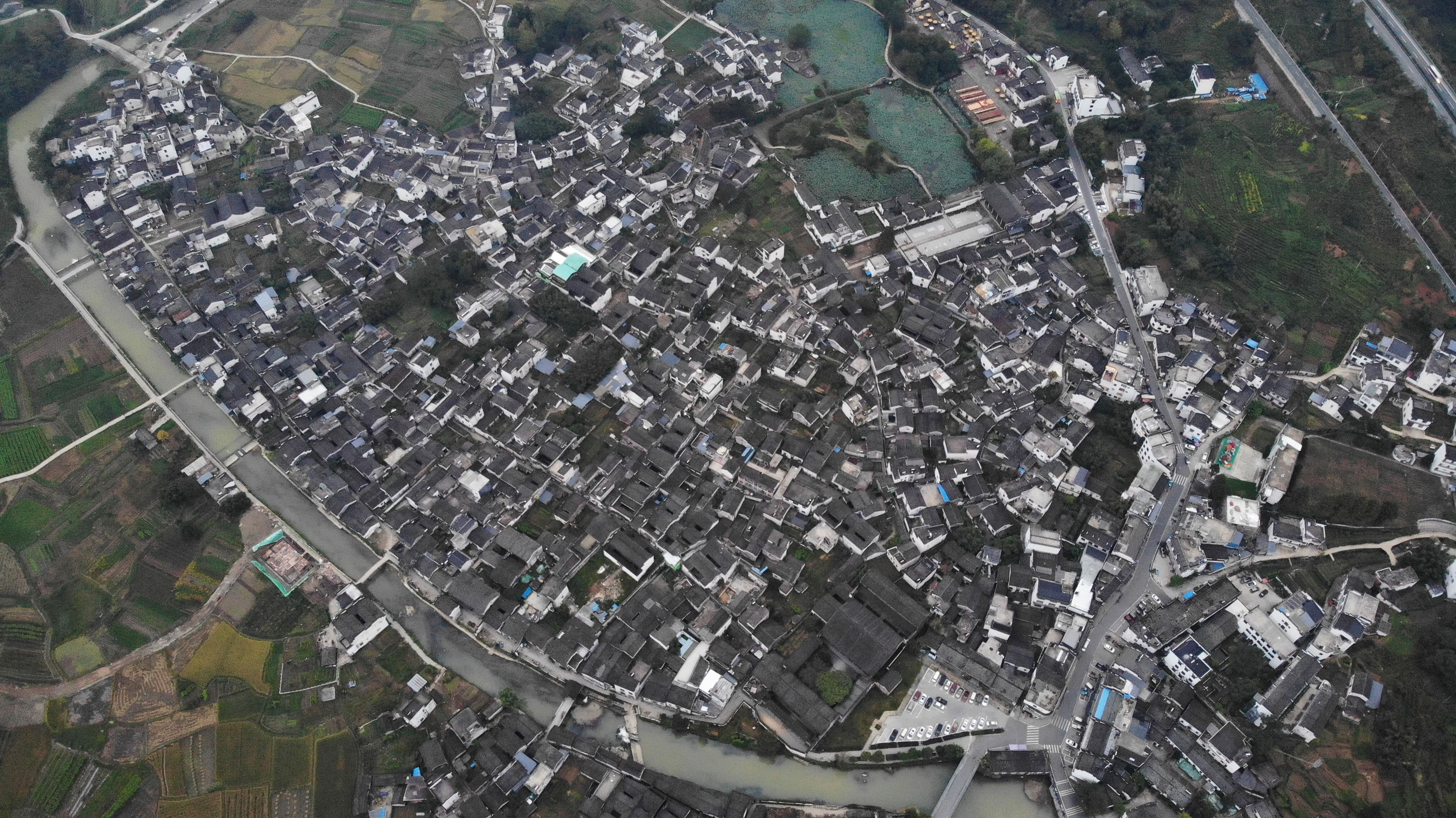 這是9月26日拍攝的呈坎古村(無人機照片)。呈坎古村位於安徽省黃山市徽州區，距離合福高鐵黃山北站30分鐘車程，始建於東漢時期，現有古建築遺址100餘處。秋日呈坎，古村與遠山交相輝映，構成一幅美麗的畫卷。