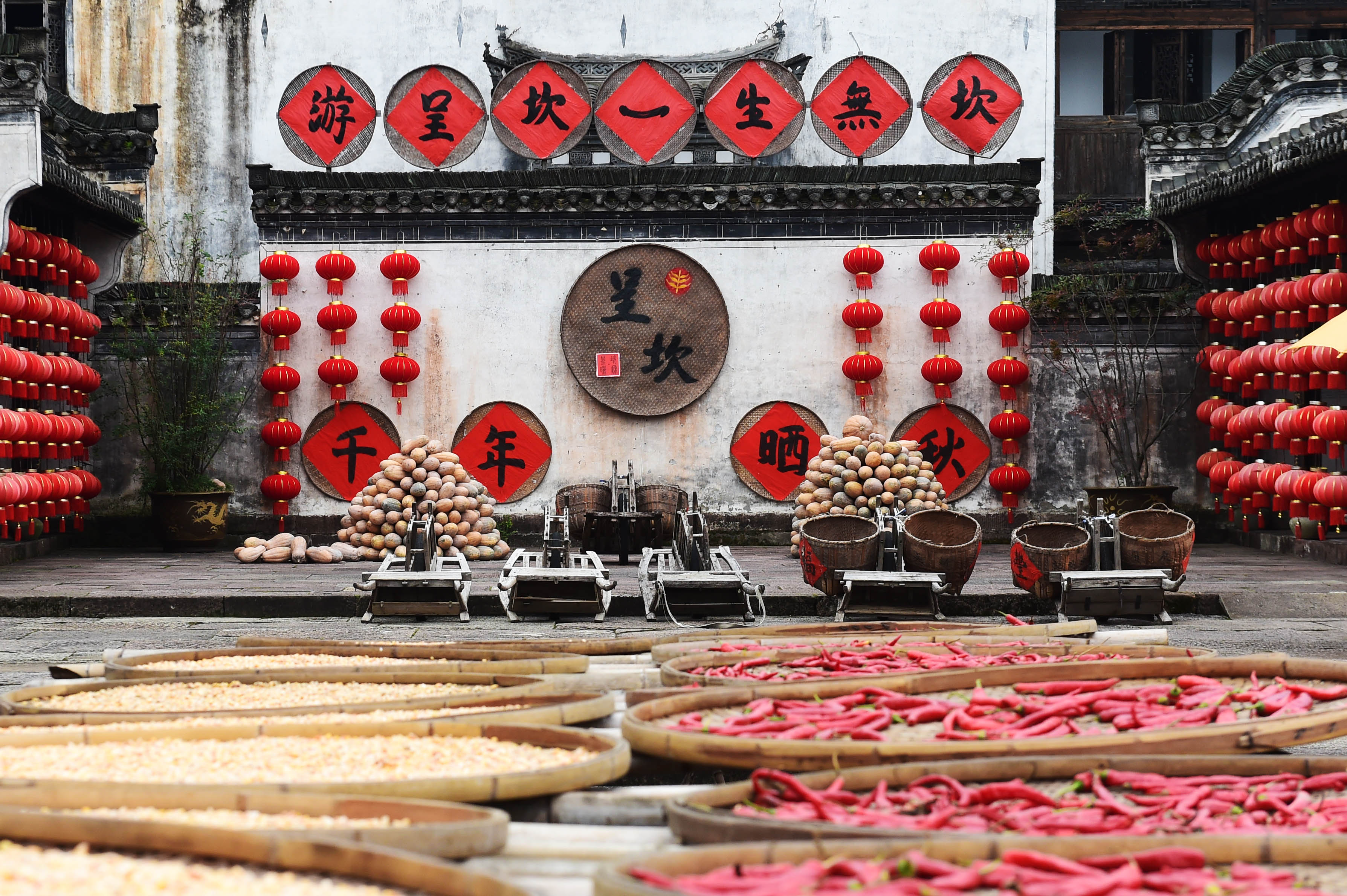 這是9月26日拍攝的呈坎古村曬秋廣場。呈坎古村位於安徽省黃山市徽州區，距離合福高鐵黃山北站30分鐘車程，始建於東漢時期，現有古建築遺址100餘處。秋日呈坎，古村與遠山交相輝映，構成一幅美麗的畫卷。