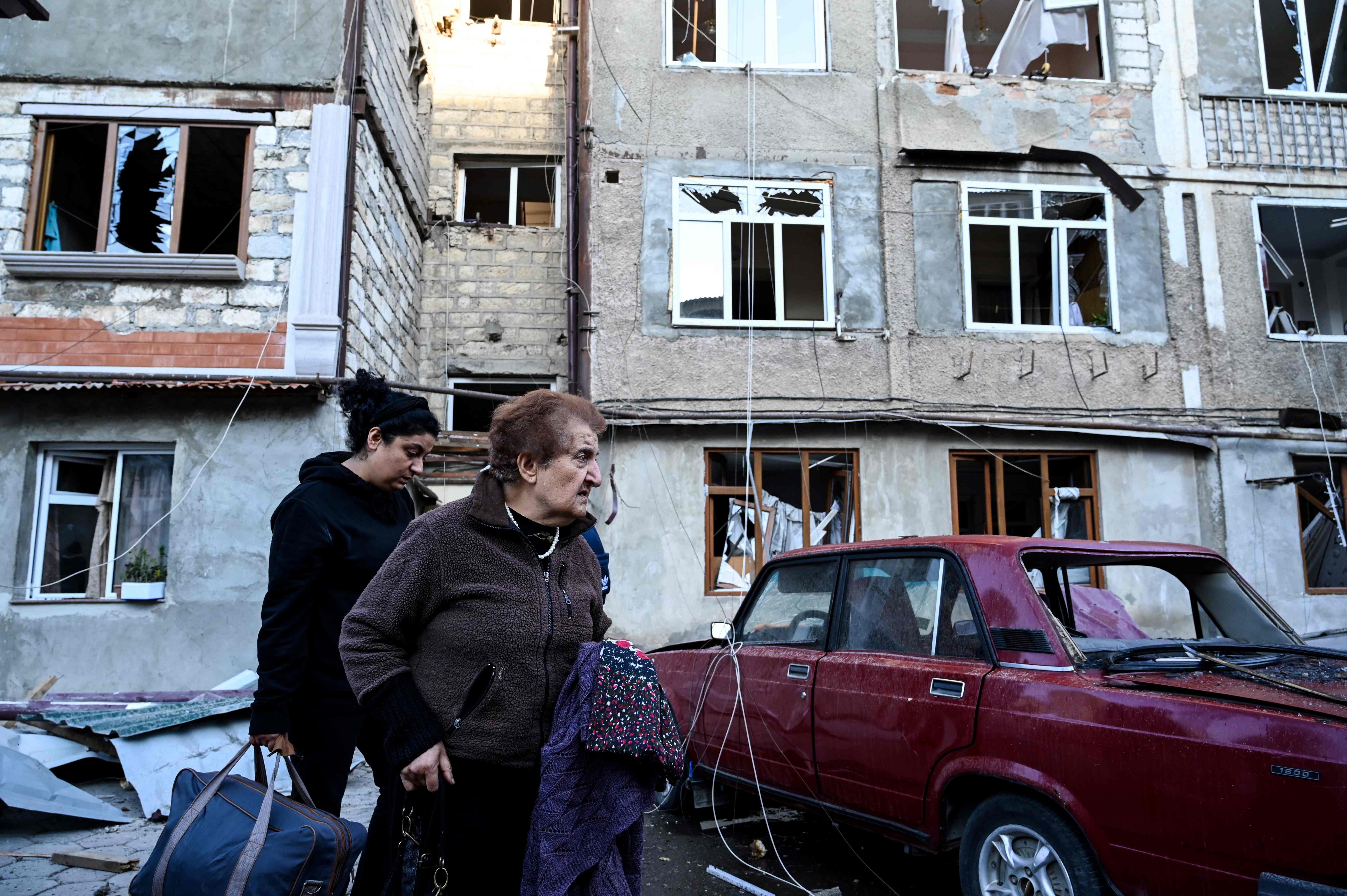 據法新社報道，亞美尼亞官員稱，在阿塞拜疆於3日發起新一輪大規模進攻後，亞美尼亞和阿塞拜疆軍隊在納戈爾諾-卡拉巴赫(納卡)地區發生「激烈戰鬥」。納卡地區主要城市斯捷潘納克特在交火中受到波及，居民住宅受損。