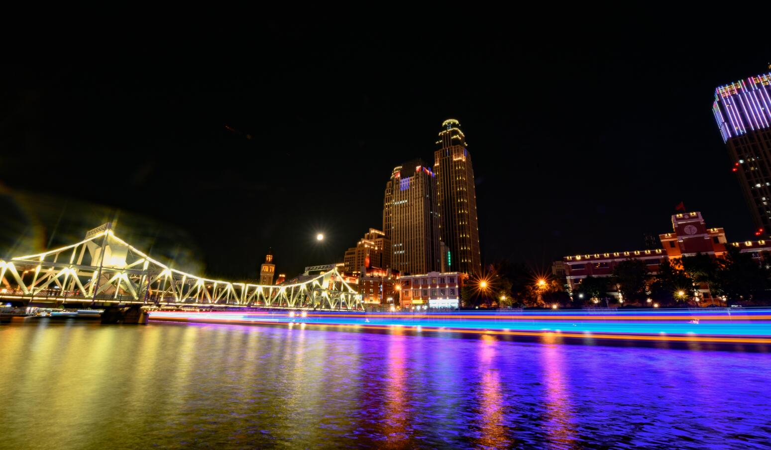 國慶、中秋期間，天津海河夜景燈光璀璨。10月2日拍攝的天津解放橋一帶夜景。（新華社）