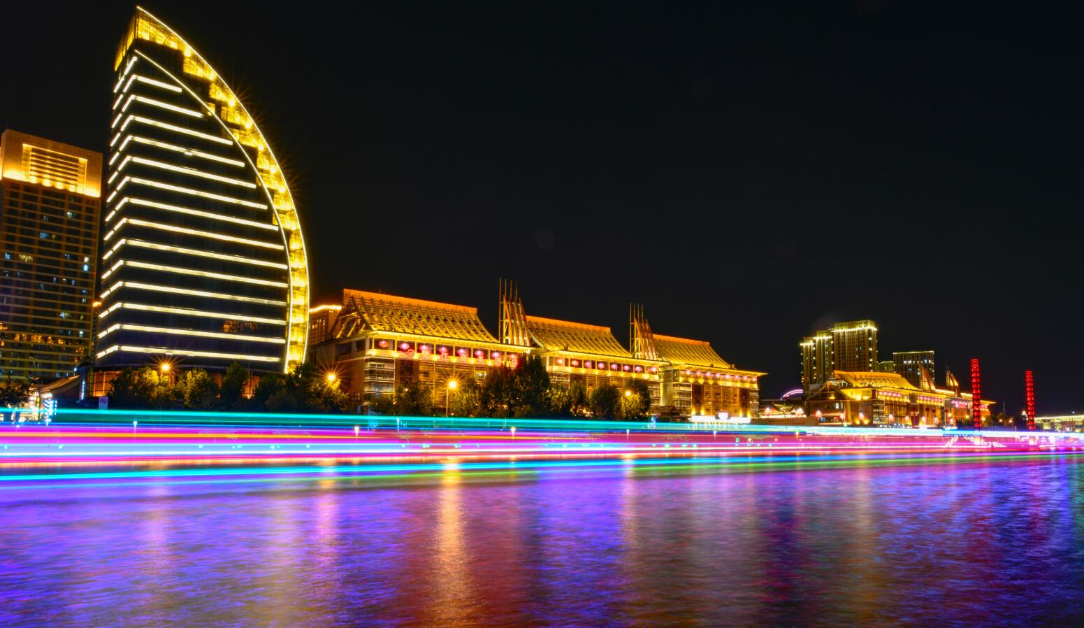 10月2日拍攝的天津古文化街碼頭一帶夜景。（新華社）