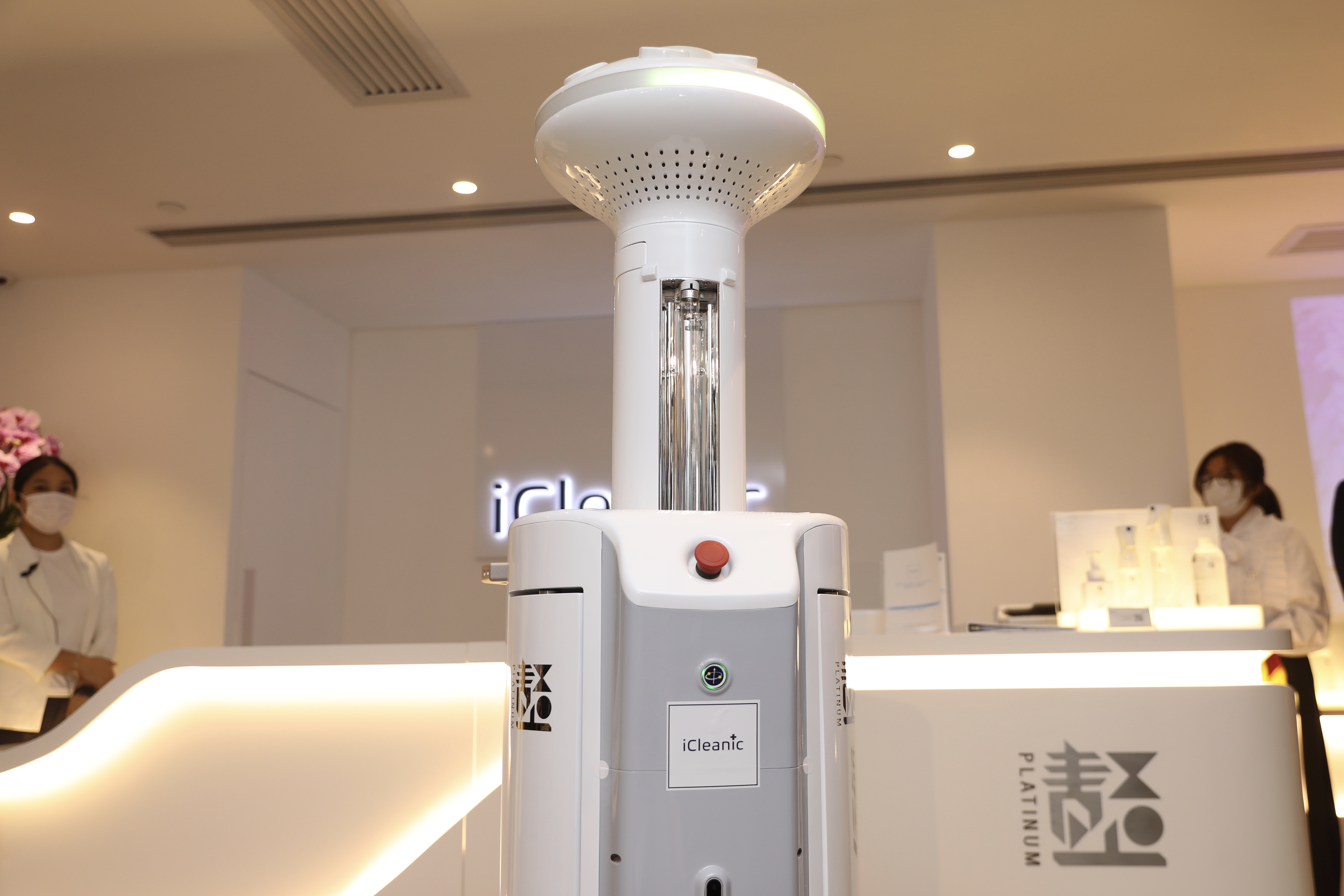 為應對新冠病毒疫情，香港防疫生活店iCleanic今日（5日）開業，並推出一系列新型消毒產品，包括消毒劑、智能消毒站及消毒機械人等，吸引不少市民及媒體朋友前來參觀體驗。（大公文匯全媒體記者攝）