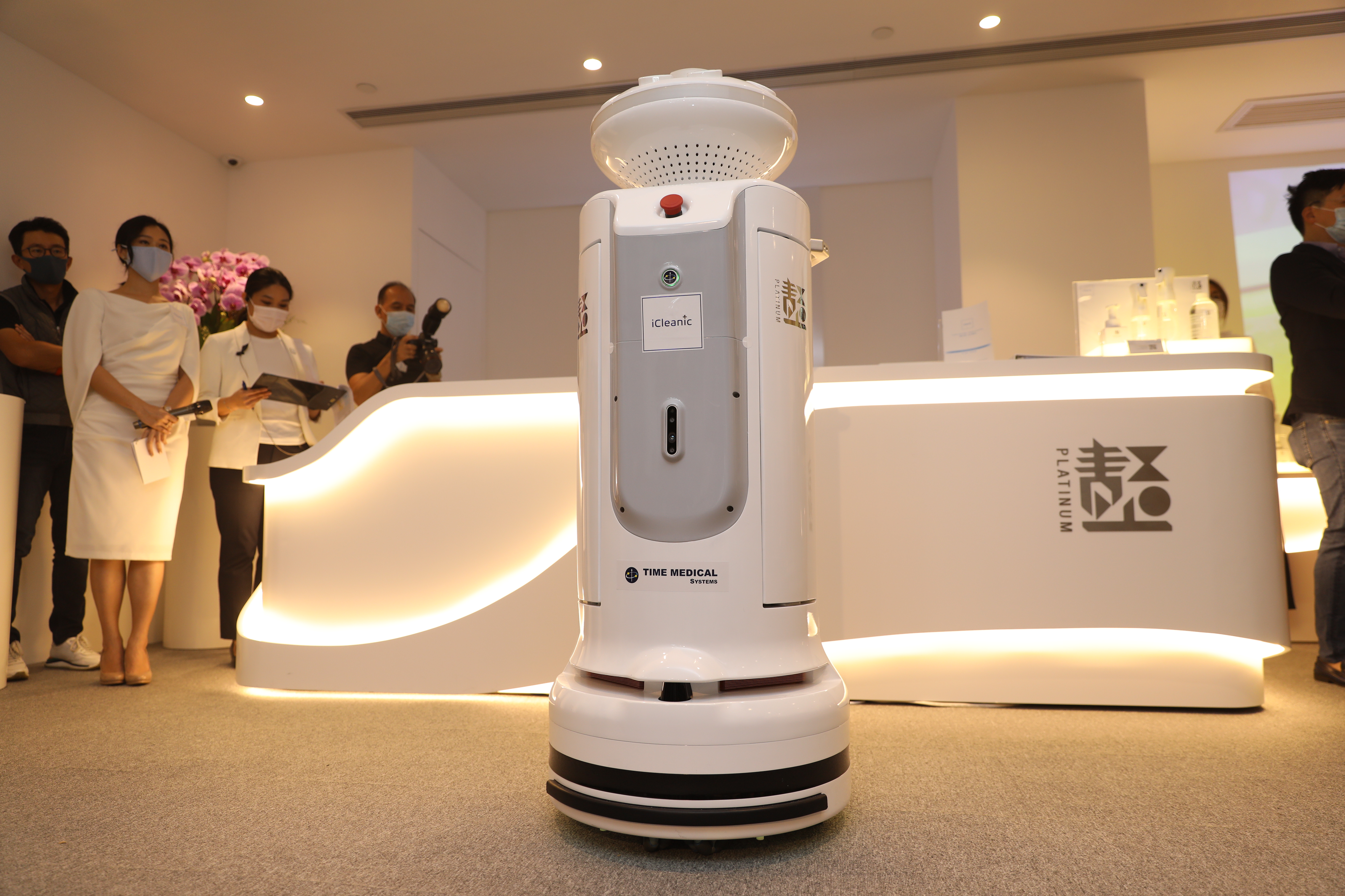 為應對新冠病毒疫情，香港防疫生活店iCleanic今日（5日）開業，並推出一系列新型消毒產品，包括消毒劑、智能消毒站及消毒機械人等，吸引不少市民及媒體朋友前來參觀體驗。（大公文匯全媒體記者攝）