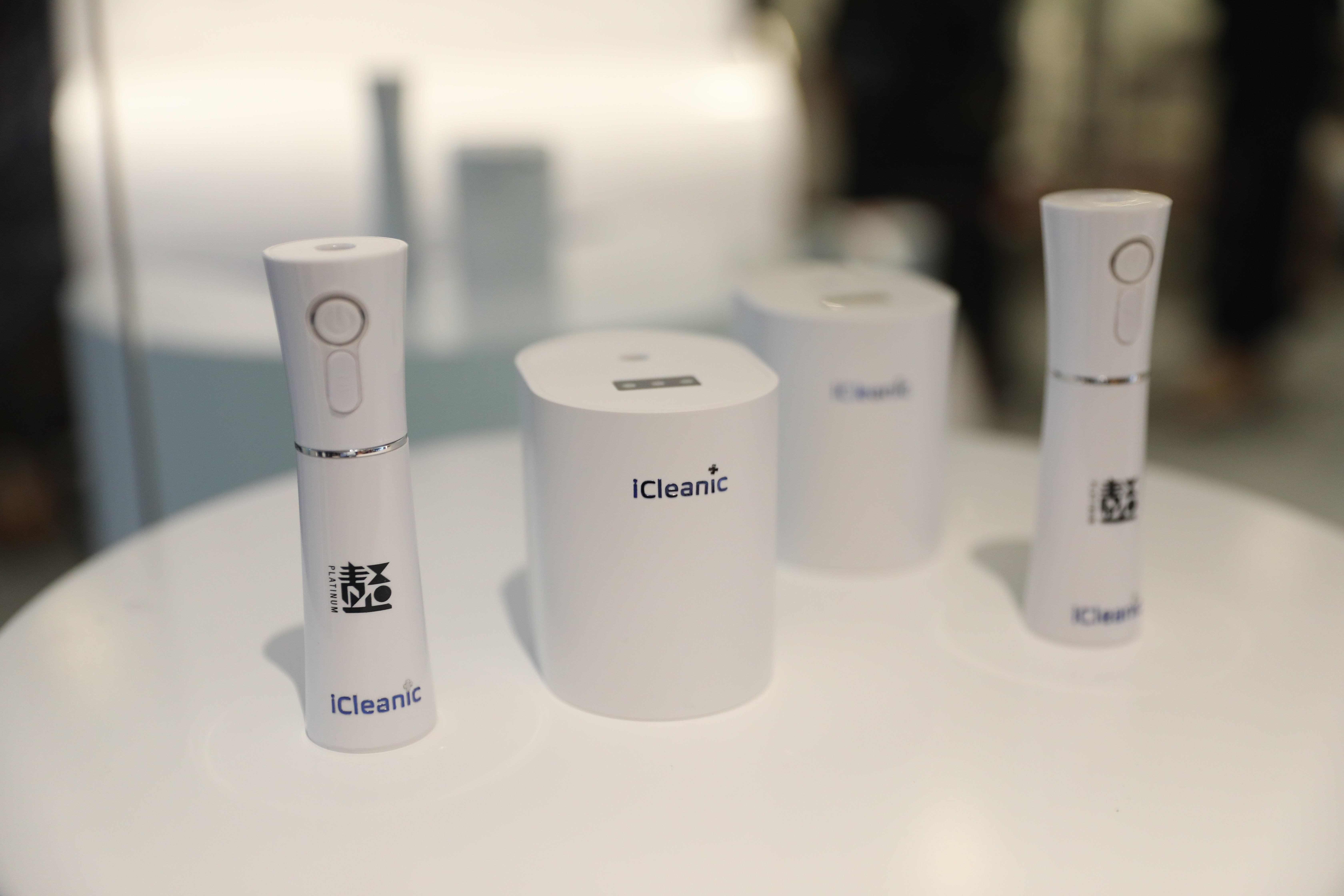 為應對新冠病毒疫情，香港防疫生活店iCleanic今日（5日）開業，並推出一系列新型消毒產品，包括消毒劑、智能消毒站及消毒機械人等，吸引不少市民及媒體朋友前來參觀體驗。（大公文匯全媒體記者攝）
