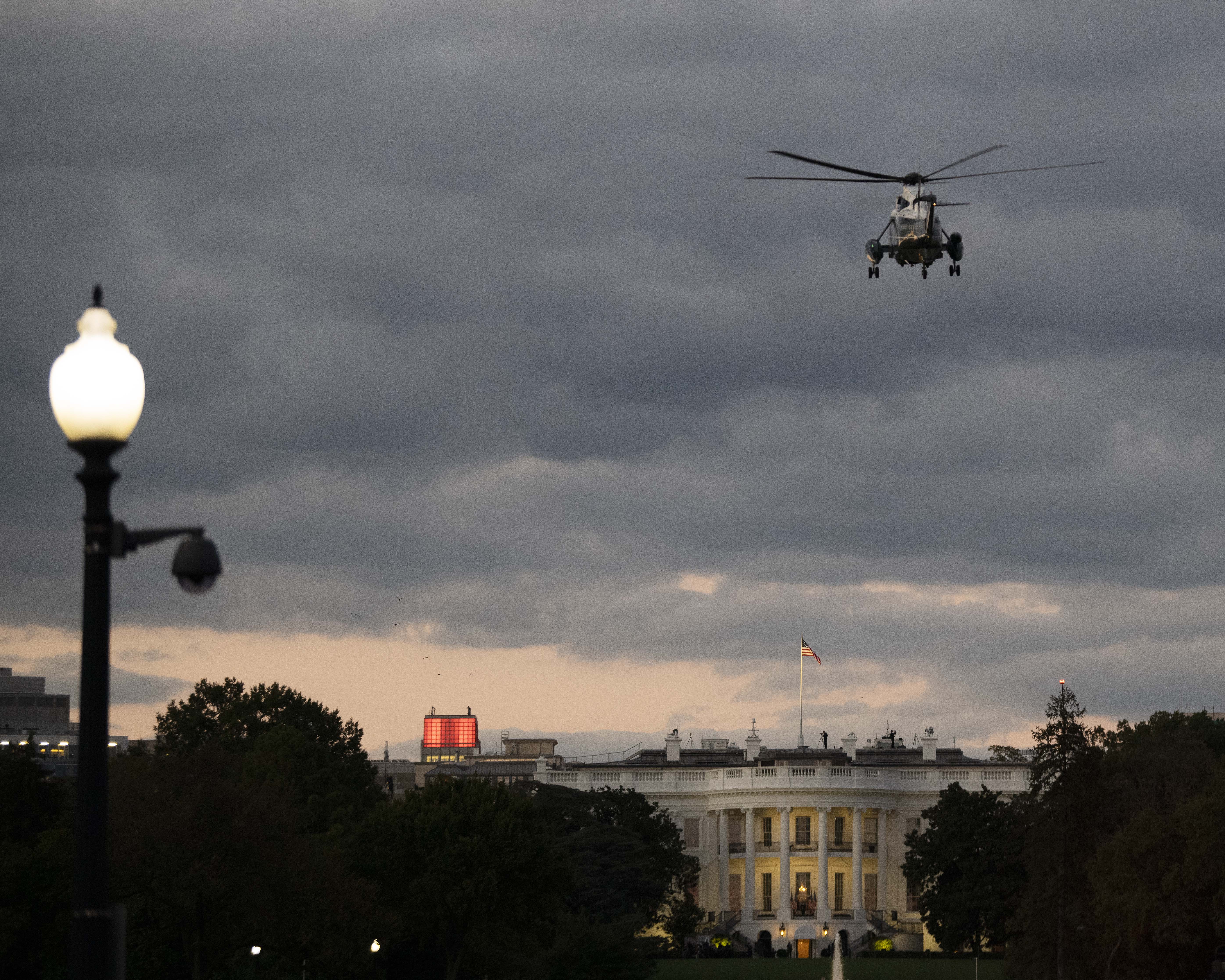 10月5日，在美國華盛頓，美國總統特朗普乘坐直升機抵達白宮。 正在接受新冠治療的美國總統特朗普於美國東部時間5日傍晚出院返回白宮，但其醫療團隊說，特朗普還未痊癒。（新華社）