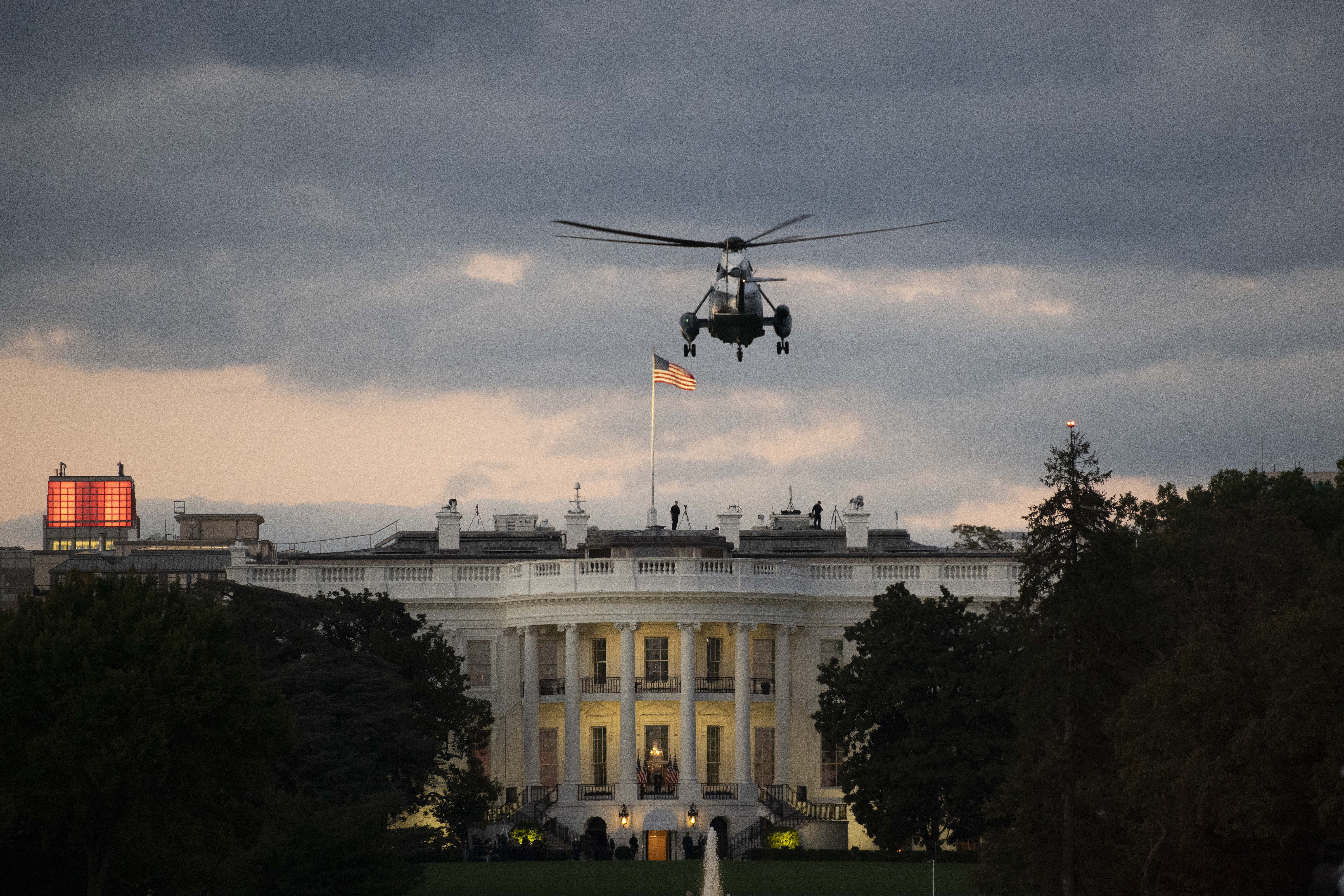 10月5日，在美國華盛頓，美國總統特朗普乘坐直升機抵達白宮。 正在接受新冠治療的美國總統特朗普於美國東部時間5日傍晚出院返回白宮，但其醫療團隊說，特朗普還未痊癒。（新華社）