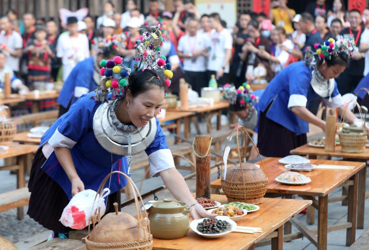2014年貴廣高鐵開通運營以來，廣西柳州市三江侗族自治縣依托少數民族風情資源優勢，全力做好旅遊扶貧，使三江快速融入「大桂林」旅遊經濟圈。
10月2日，侗族婦女在三江侗族自治縣林溪鎮程陽八寨景區擺百家宴。（新華社）
