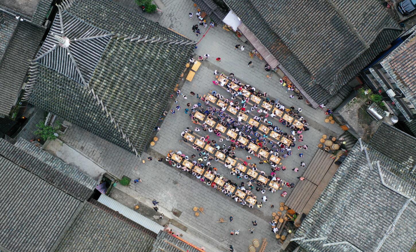 10月2日，遊客在三江侗族自治縣林溪鎮程陽八寨景區共享百家宴（無人機照片）。（新華社）