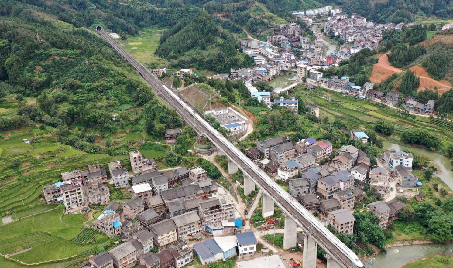 10月4日，一列動車行經貴廣高鐵三江侗族自治縣同樂苗族鄉同樂村路段（無人機照片）。（新華社）