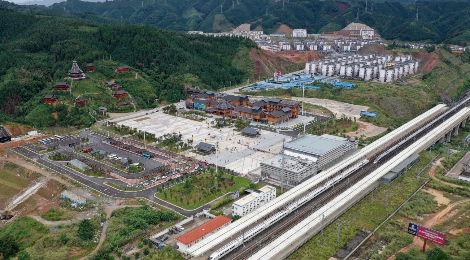 10月4日，動車經停貴廣高鐵三江侗族自治縣三江南站（無人機照片）。（新華社）