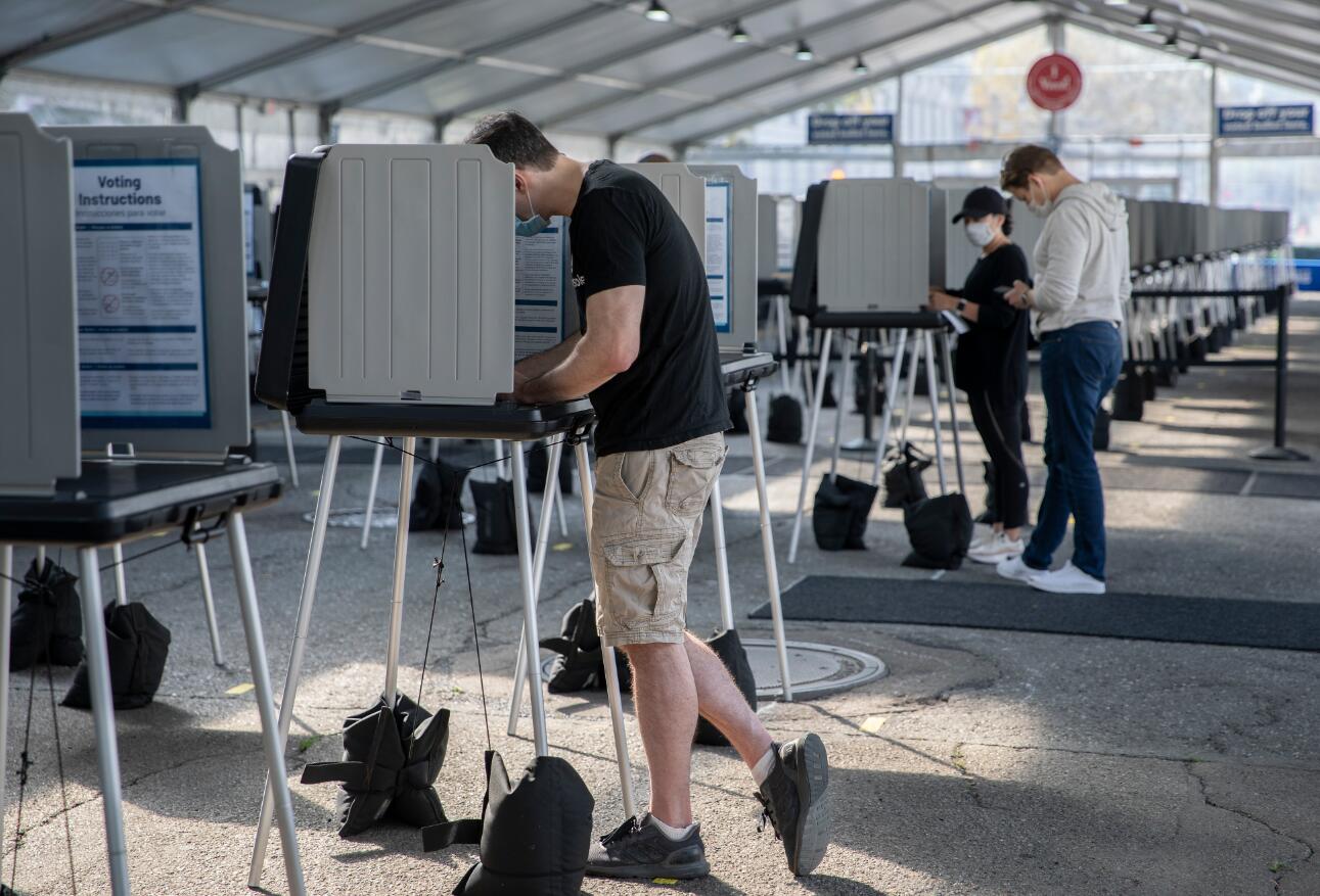 10月5日，美國舊金山選民在舊金山市政廳戶外投票中心填寫選票參加提前投票。（新華社） 