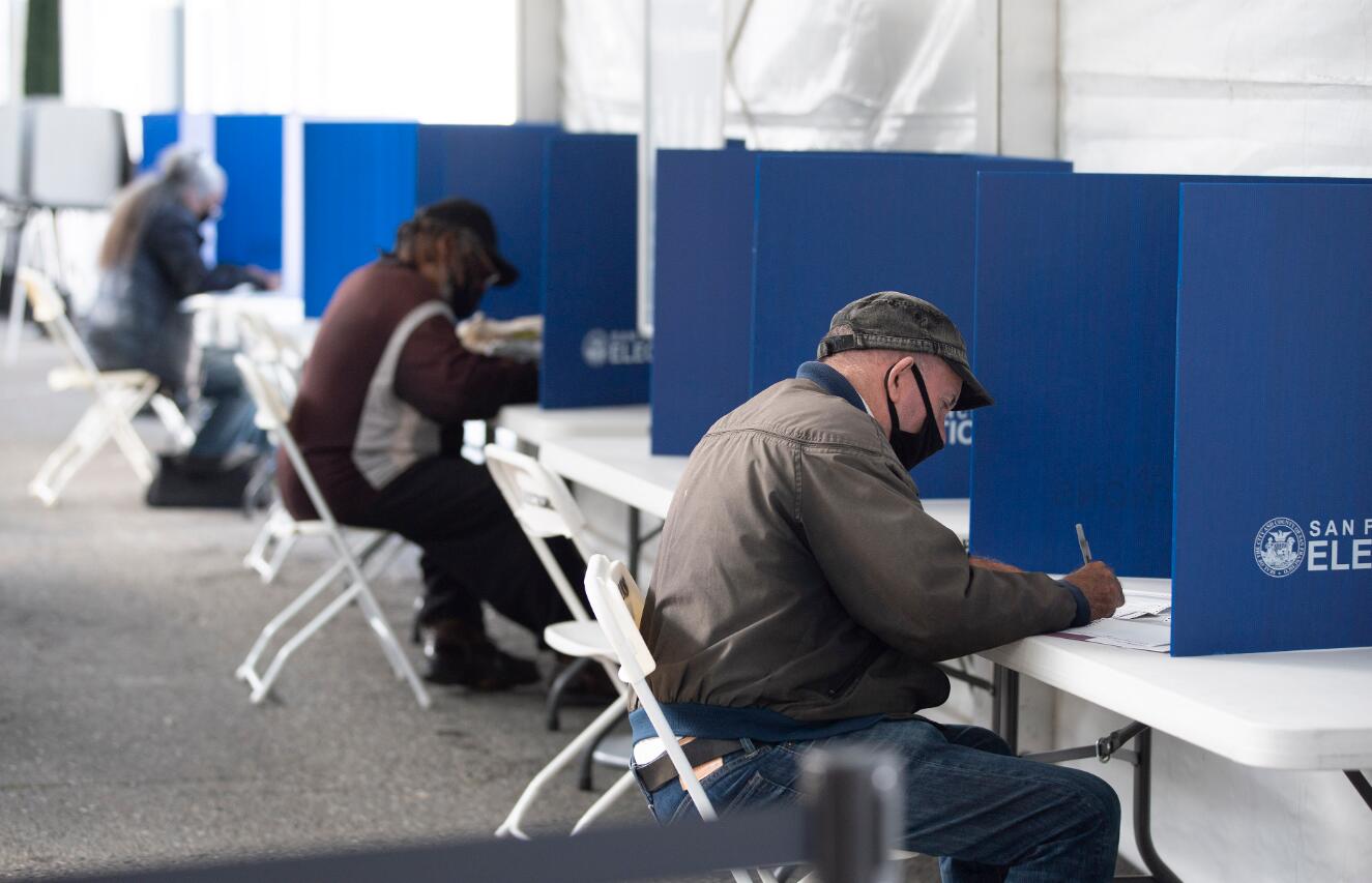 10月5日，美國舊金山選民在舊金山市政廳戶外投票中心填寫選票參加提前投票。（新華社）