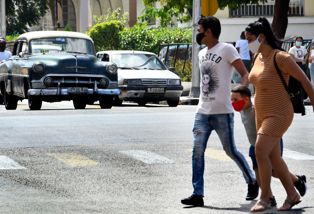 10月5日，在古巴哈瓦那，民眾戴口罩出行。（新華社）