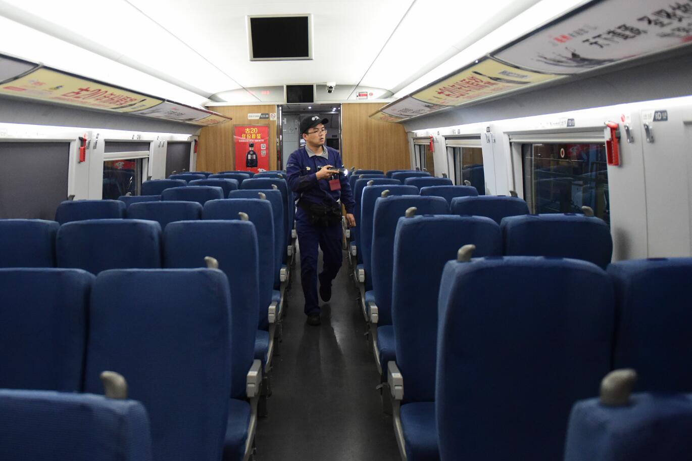 國慶和中秋長假期間，合肥南動車運用所的工作人員堅守崗位，對動車組進行全面細緻檢修，確保列車運行安全。
10月6日晚，合肥南動車運用所的工作人員對動車組內部進行檢查。（新華社）