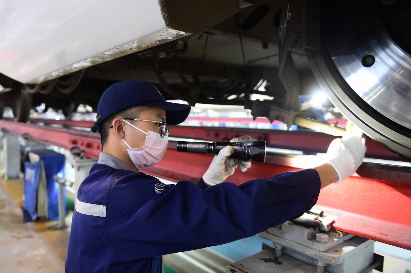 10月6日晚，合肥南動車運用所的工作人員對動車組進行檢修。（新華社）