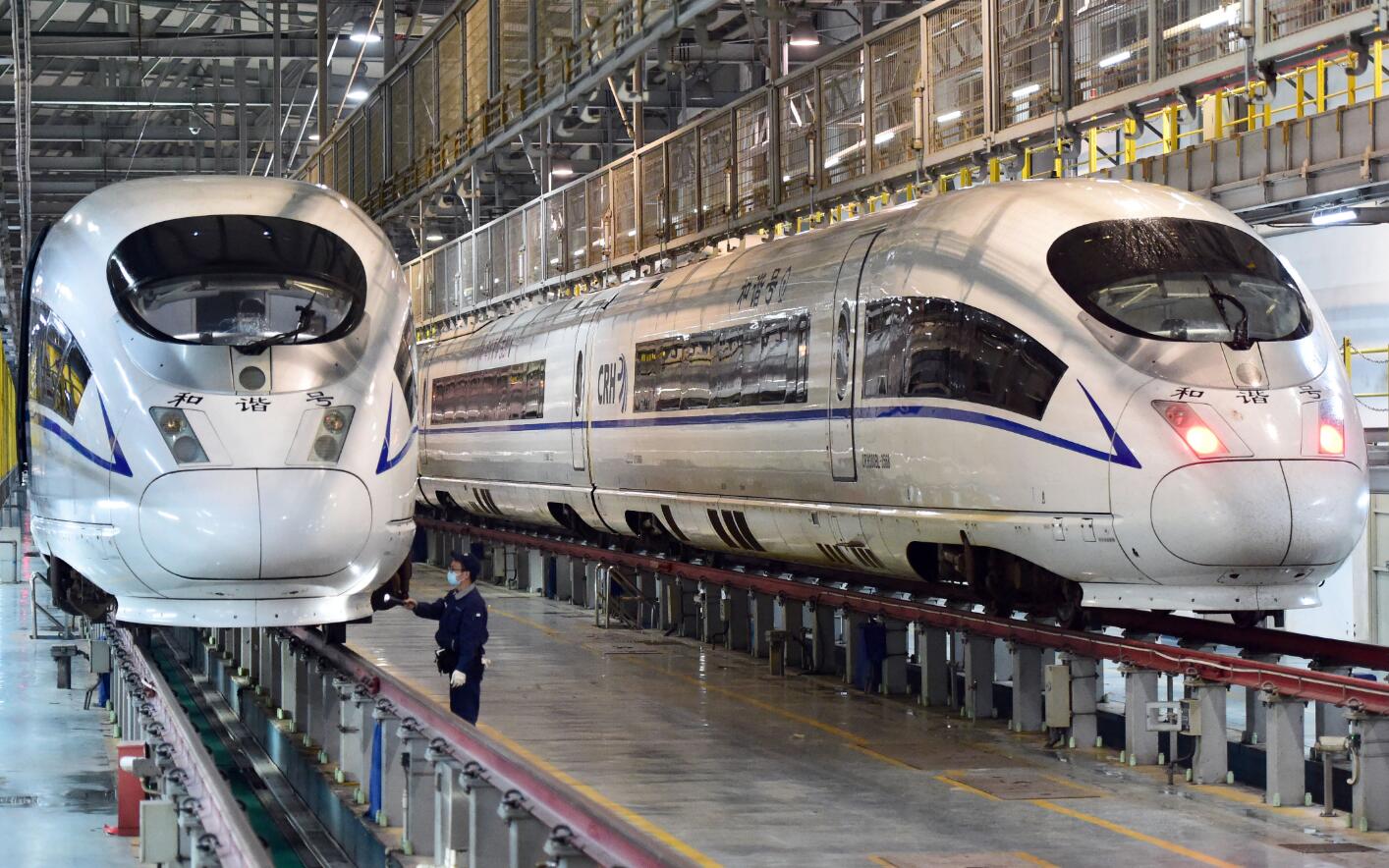 10月6日晚，合肥南動車運用所的工作人員對動車組進行檢修。（新華社）