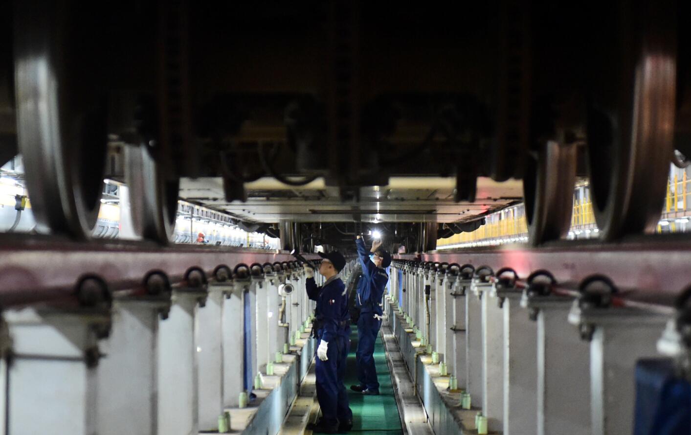 10月6日晚，合肥南動車運用所的工作人員對動車組進行檢修。（新華社）