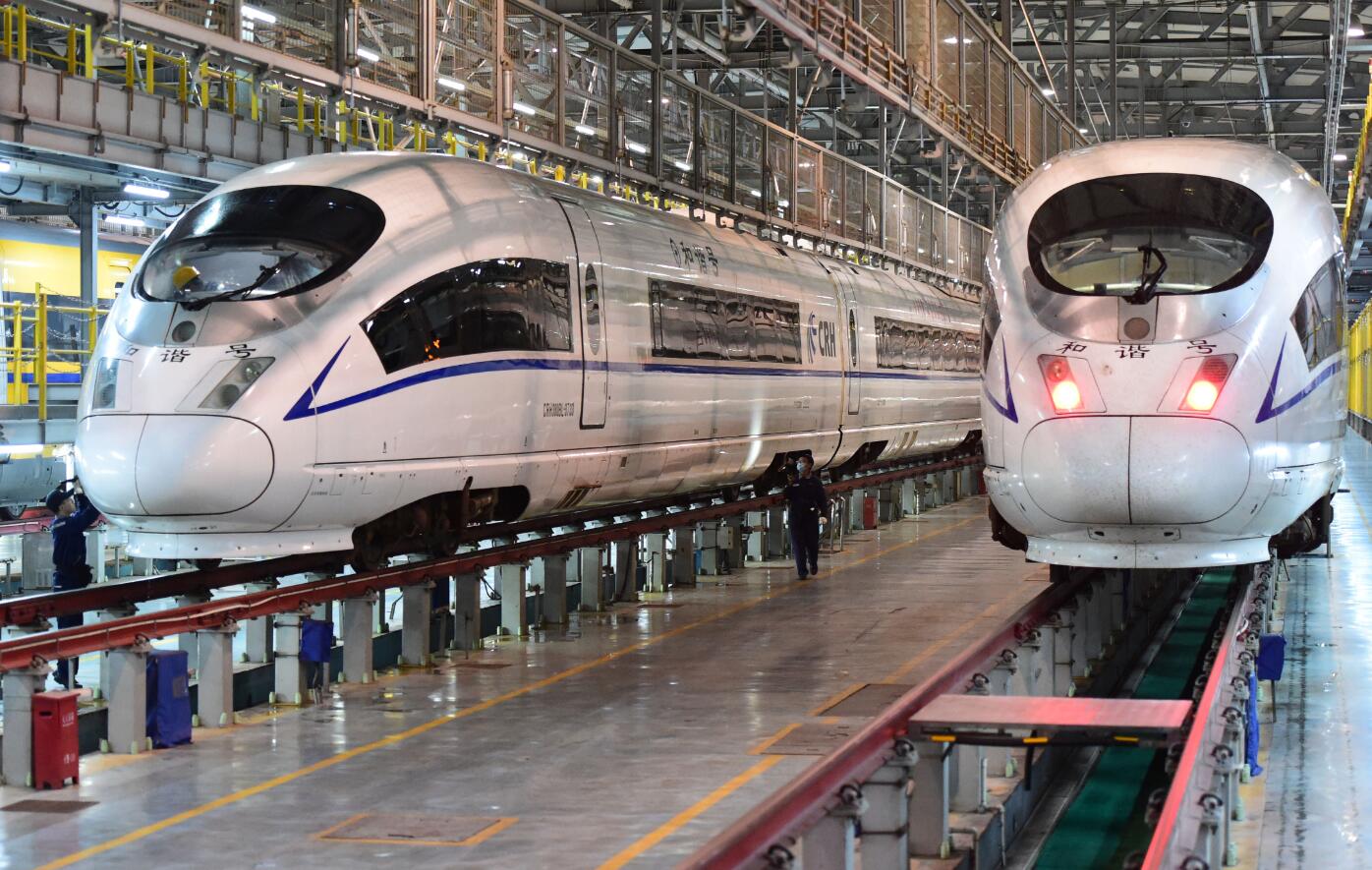 10月6日晚，合肥南動車運用所的工作人員對動車組進行檢修。（新華社）