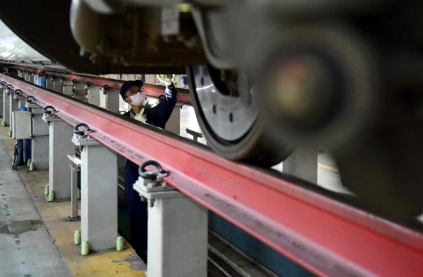 10月6日晚，合肥南動車運用所的工作人員對動車組進行檢修。（新華社）