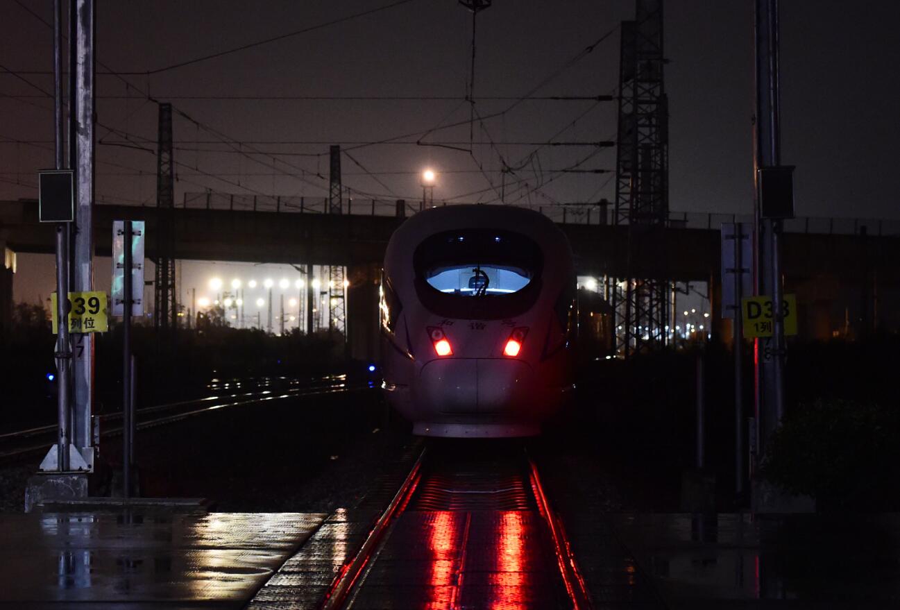 10月6日晚，檢修完畢的動車組列車駛出檢修庫。（新華社）
