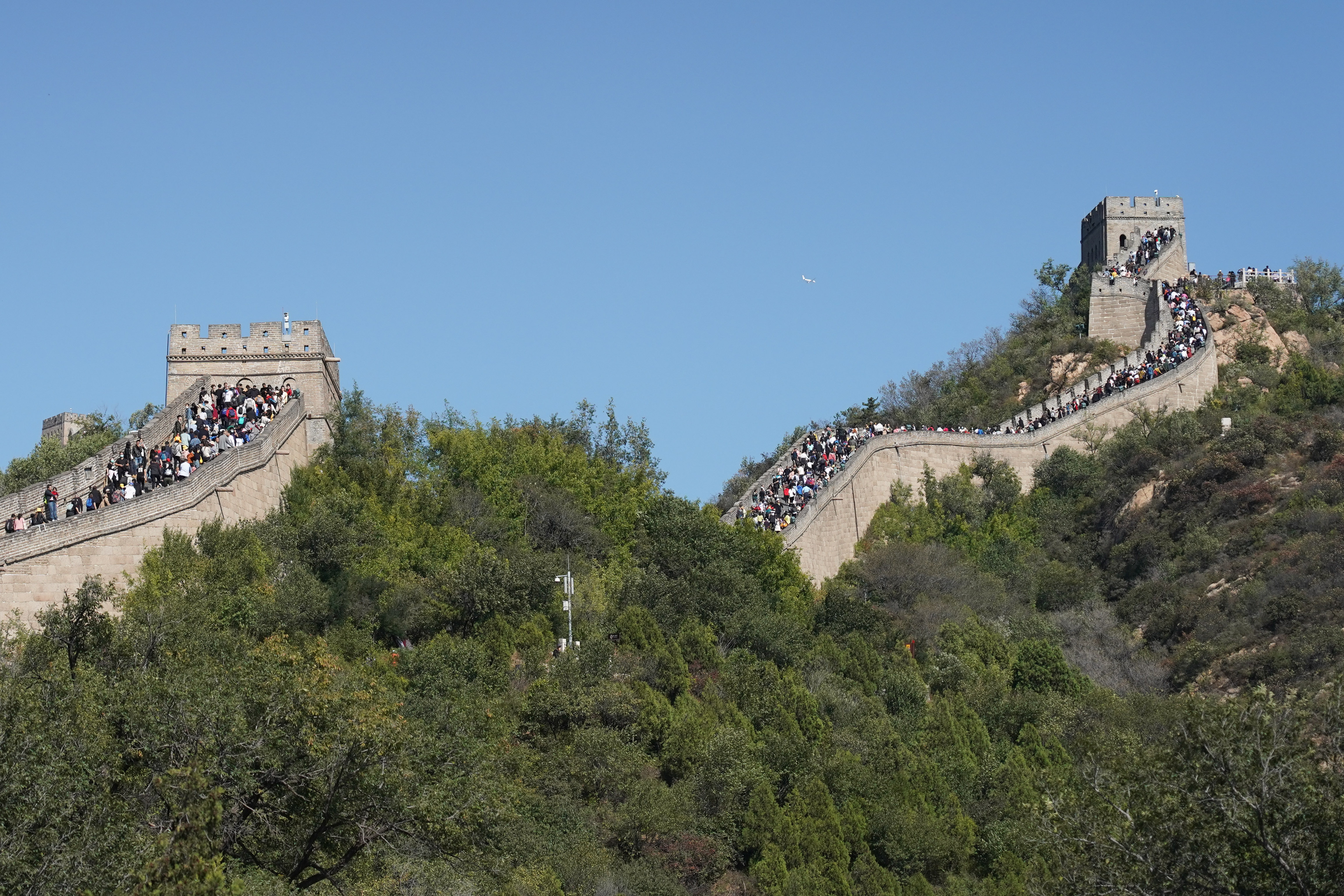 遊客在八達嶺長城上觀光遊覽。（新華社）