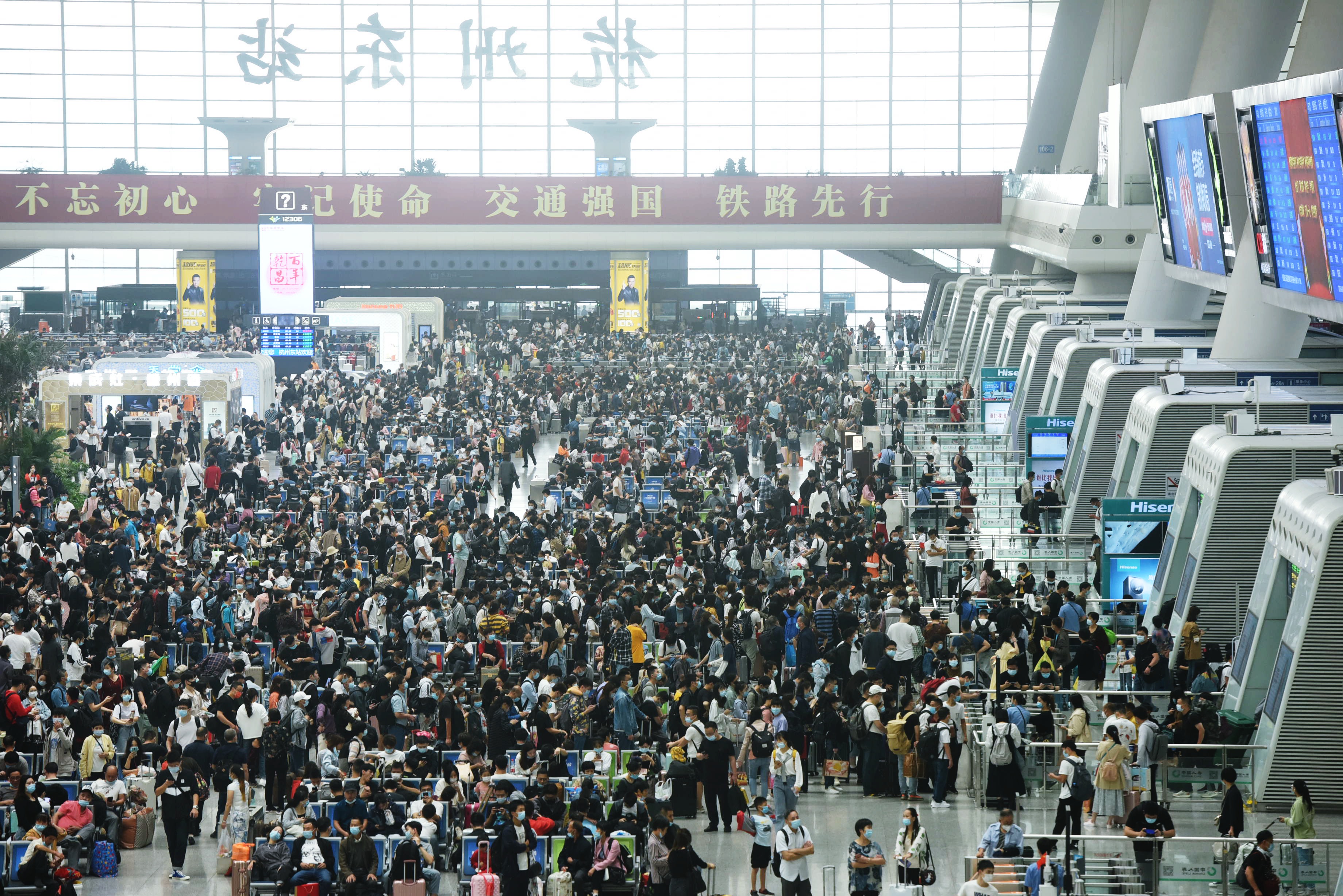 國慶長假臨近尾聲,多地交通運輸部門迎來返程客流高峰。圖為10月8日,旅客在杭州火車東站候車大廳候車。(新華社)