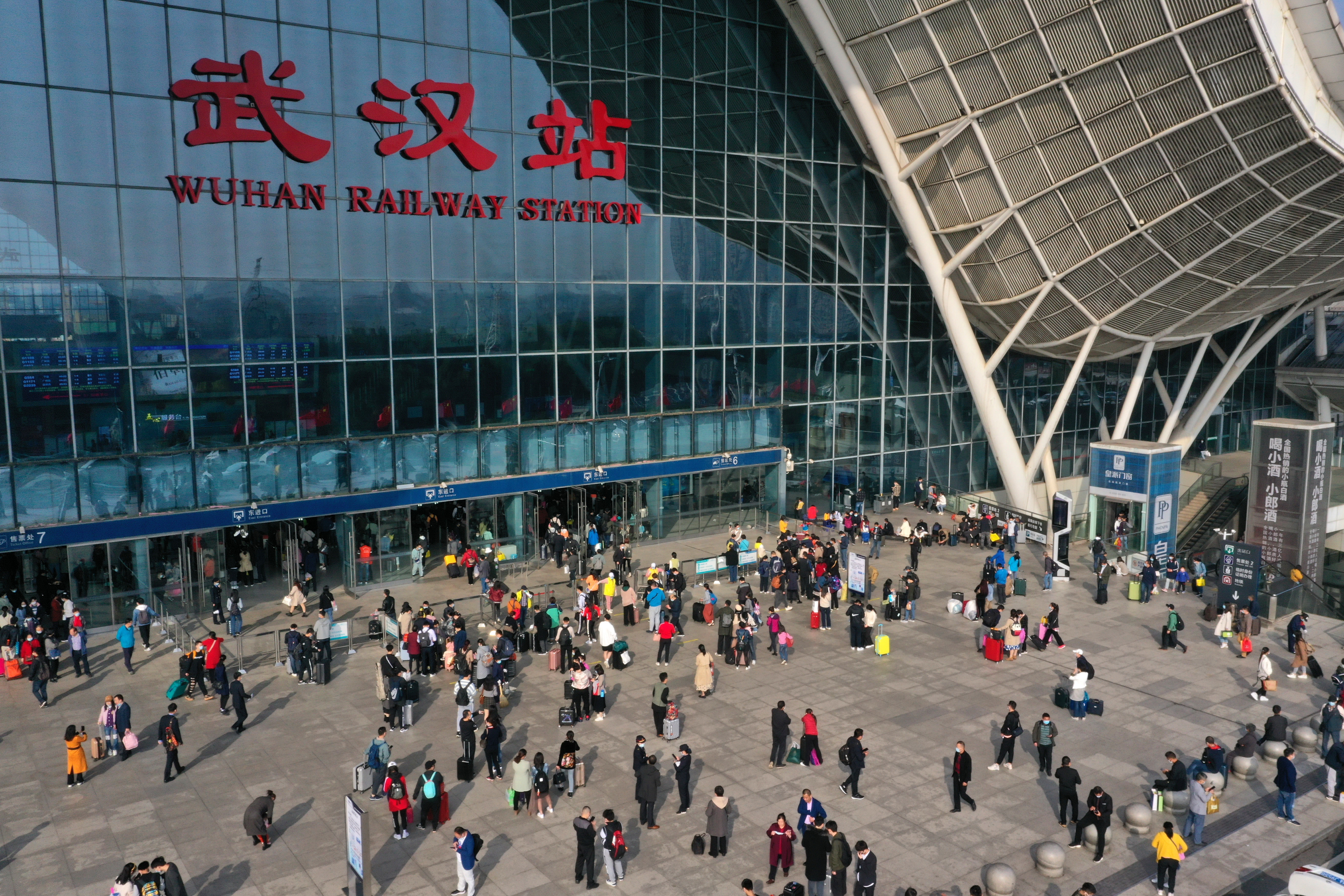 國慶長假臨近尾聲,多地交通運輸部門迎來返程客流高峰。旅客在武漢火車站東廣場準備進站乘車。(新華社)