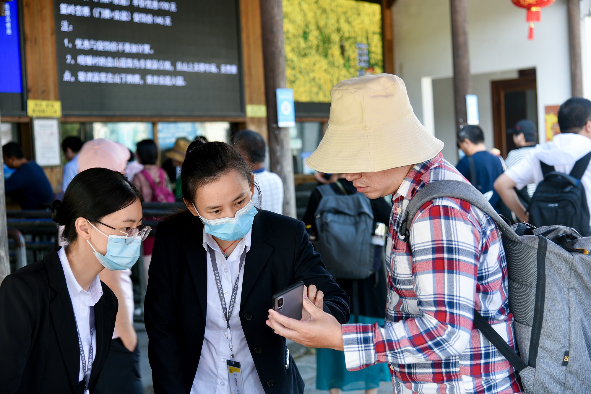 江西婺源篁嶺景區志願者在解答遊客諮詢,引導遊客文明旅遊(10月1日攝)。(新華社)
