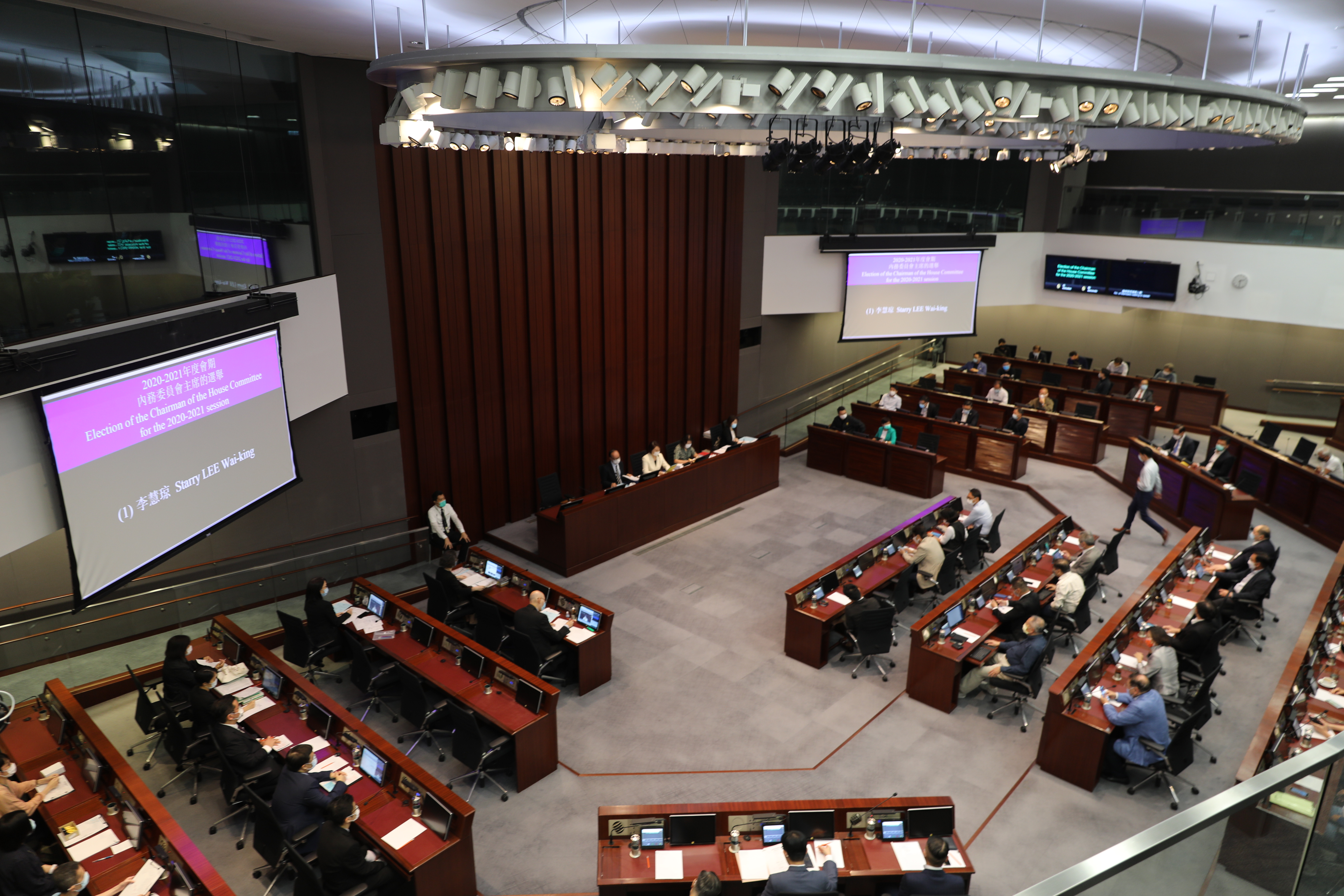 立法會今日(9日)下午舉行內務委員會主席、財委會主席選舉。有鑒於去年內會主席選舉被郭榮鏗惡意拉布長達七個月之久的事實,市民對內委會主席選舉十分關注,強烈呼籲立法會議員盡職履責,盡快選出內委會主席,以便立法會早日展開正常議政議事工作。有關選舉議程正在進行,反對派議員蓄意搞事,利用各種藉口搗亂,建制派議員正在與反對派議員激烈辯論中。