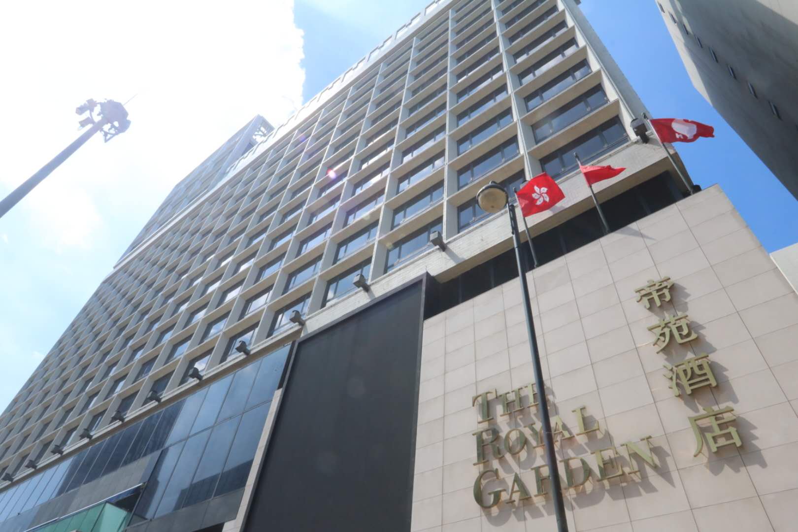 位於尖沙咀麼地道的帝苑酒店,有住客及職員先後確診感染新冠肺炎,酒店應衞生防護中心要求撤離所有住客,並由即日起停業14天。由今早(9日)起陸續有住客帶同行李離開酒店,至下午2時,所有住客已經撤離。(大公文匯全媒體記者 攝)